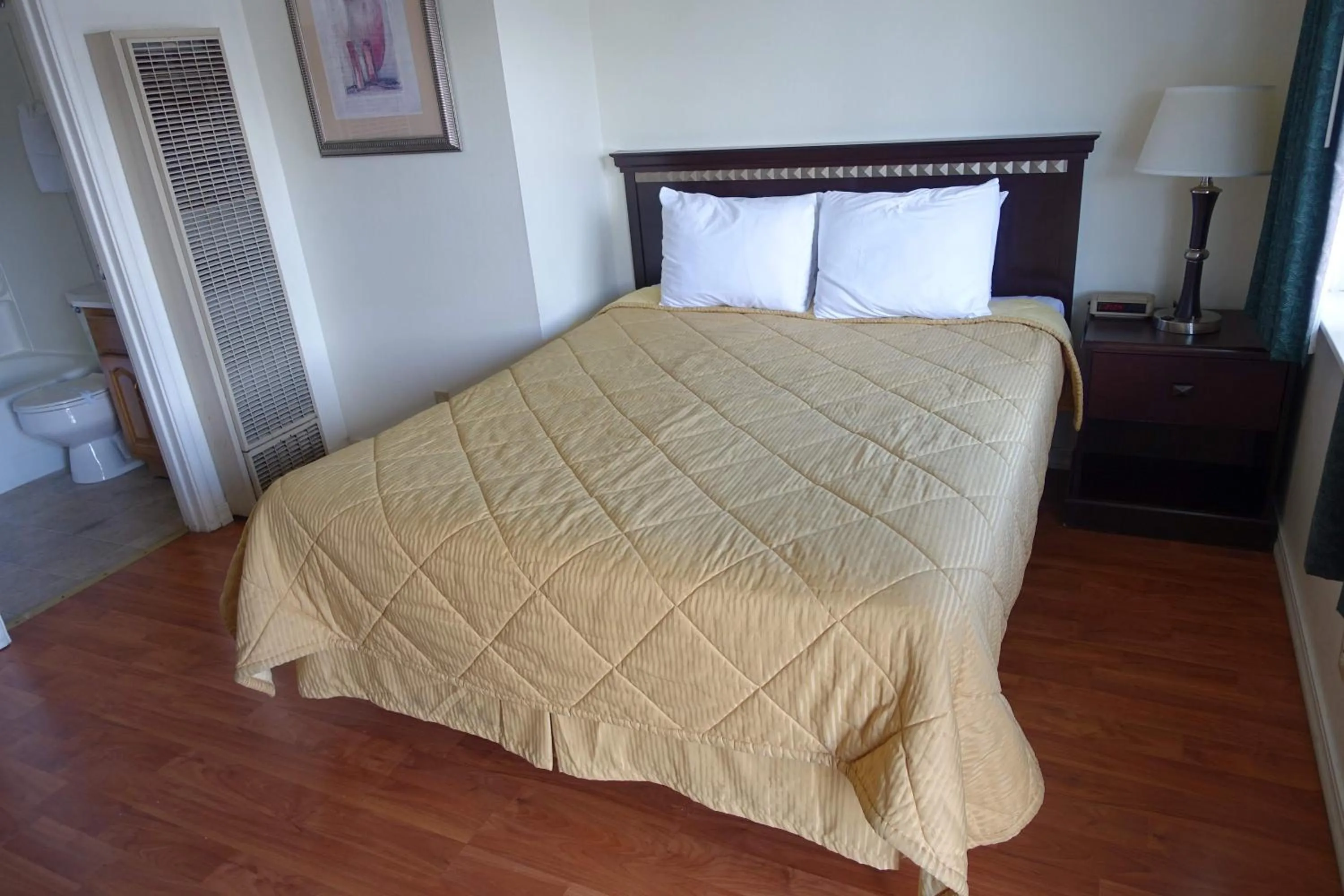 Bed in Discovery Inn - Eureka