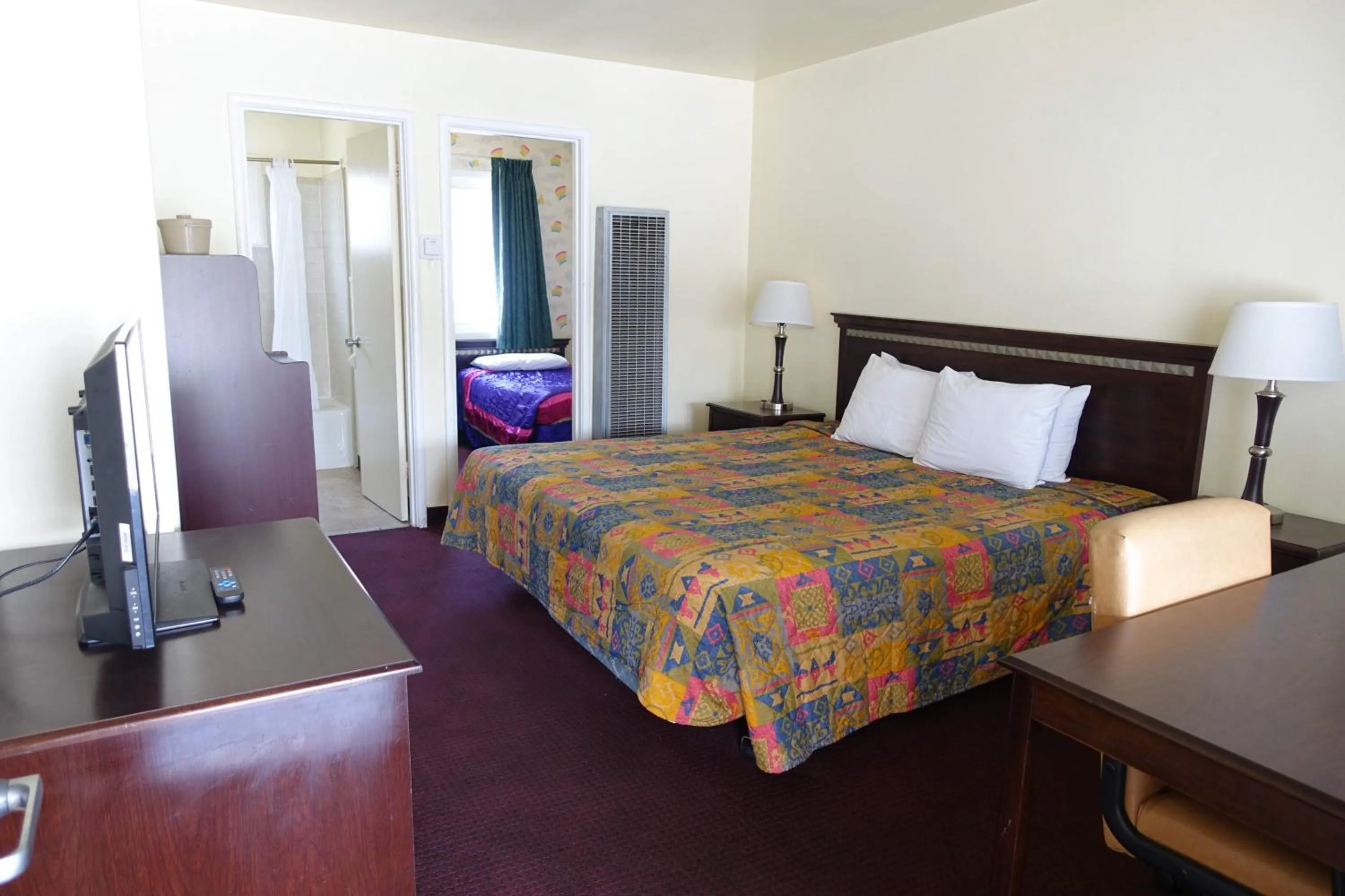 Bed in Discovery Inn - Eureka