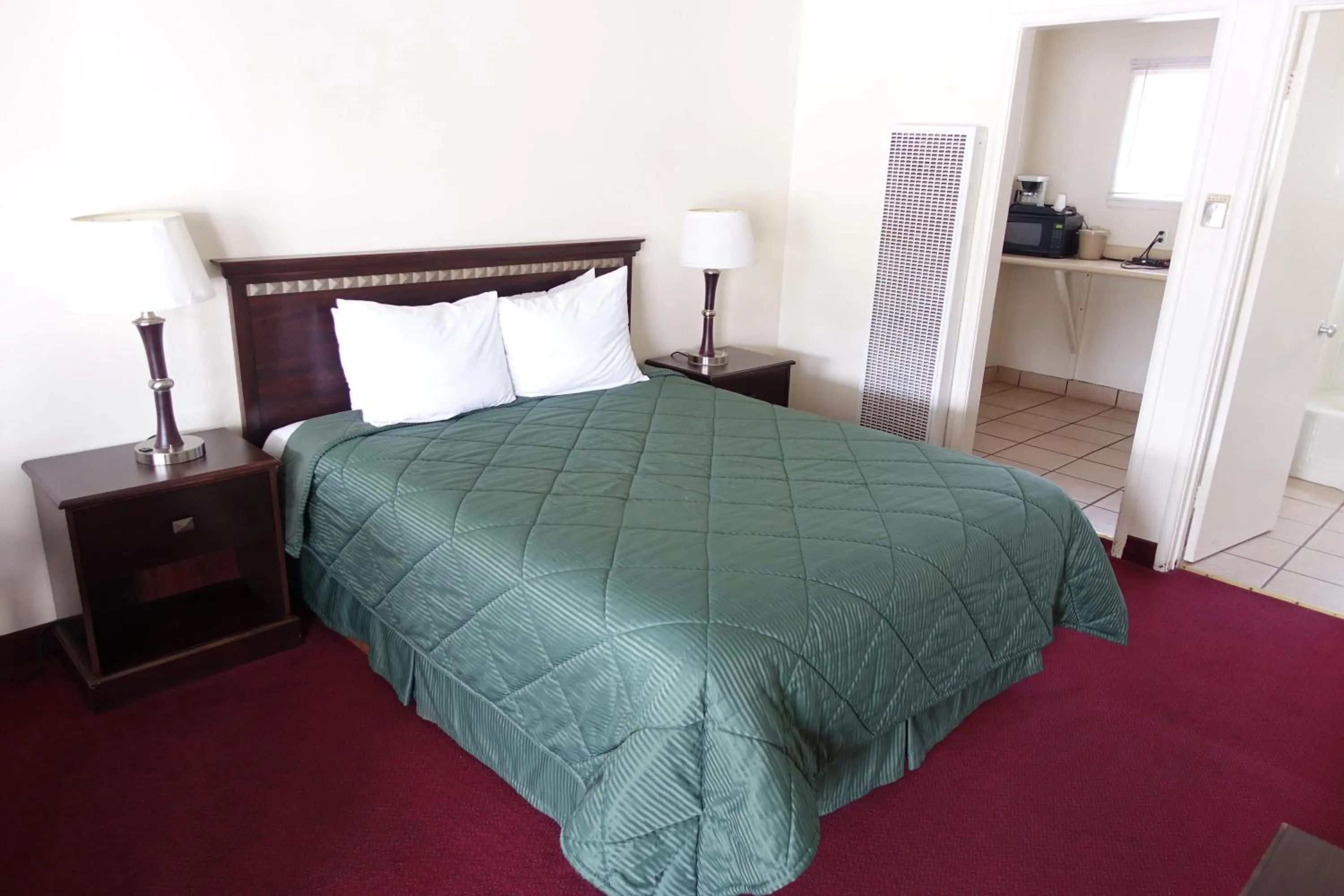 Bed in Discovery Inn - Eureka