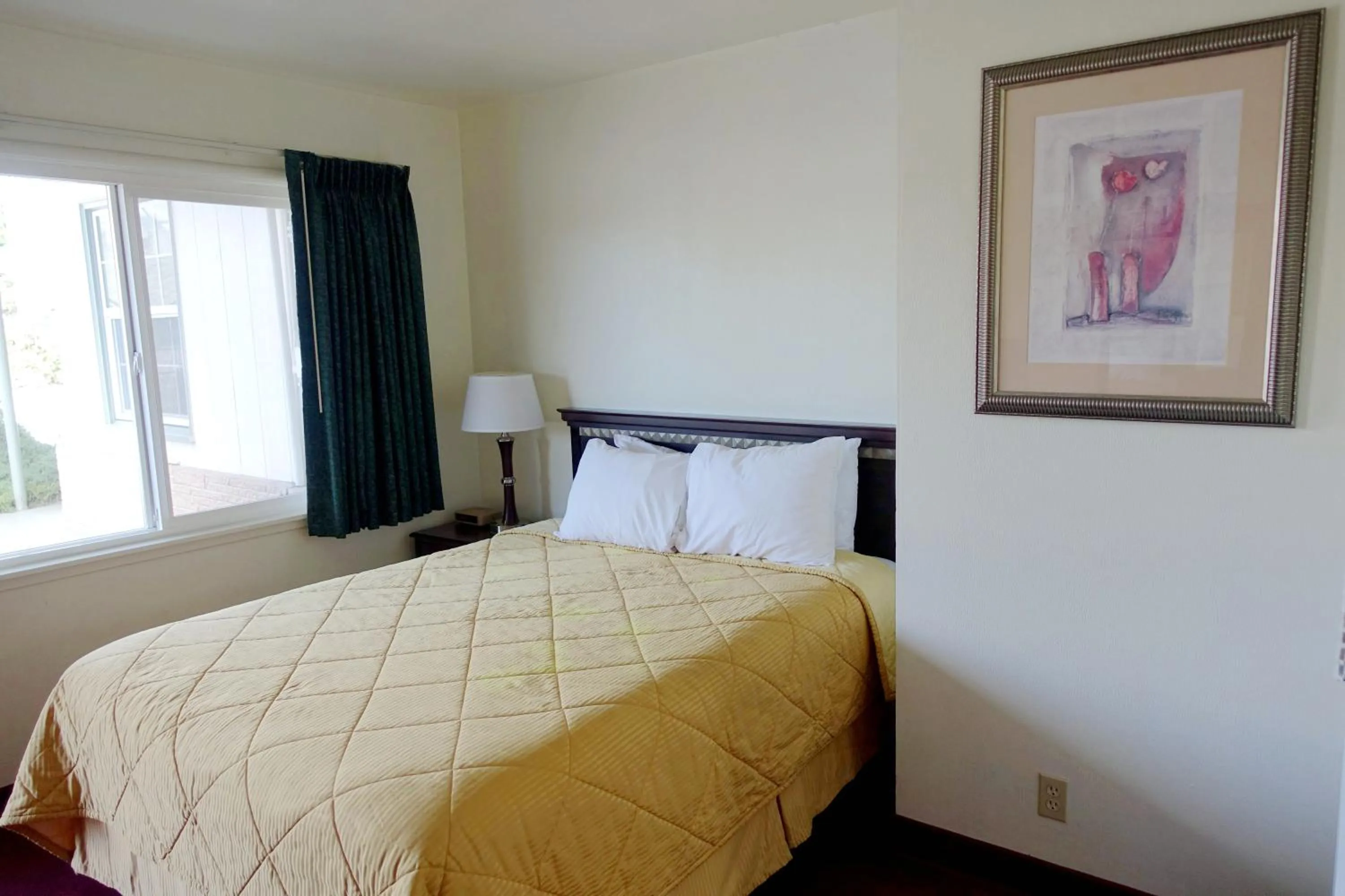 Bed in Discovery Inn - Eureka