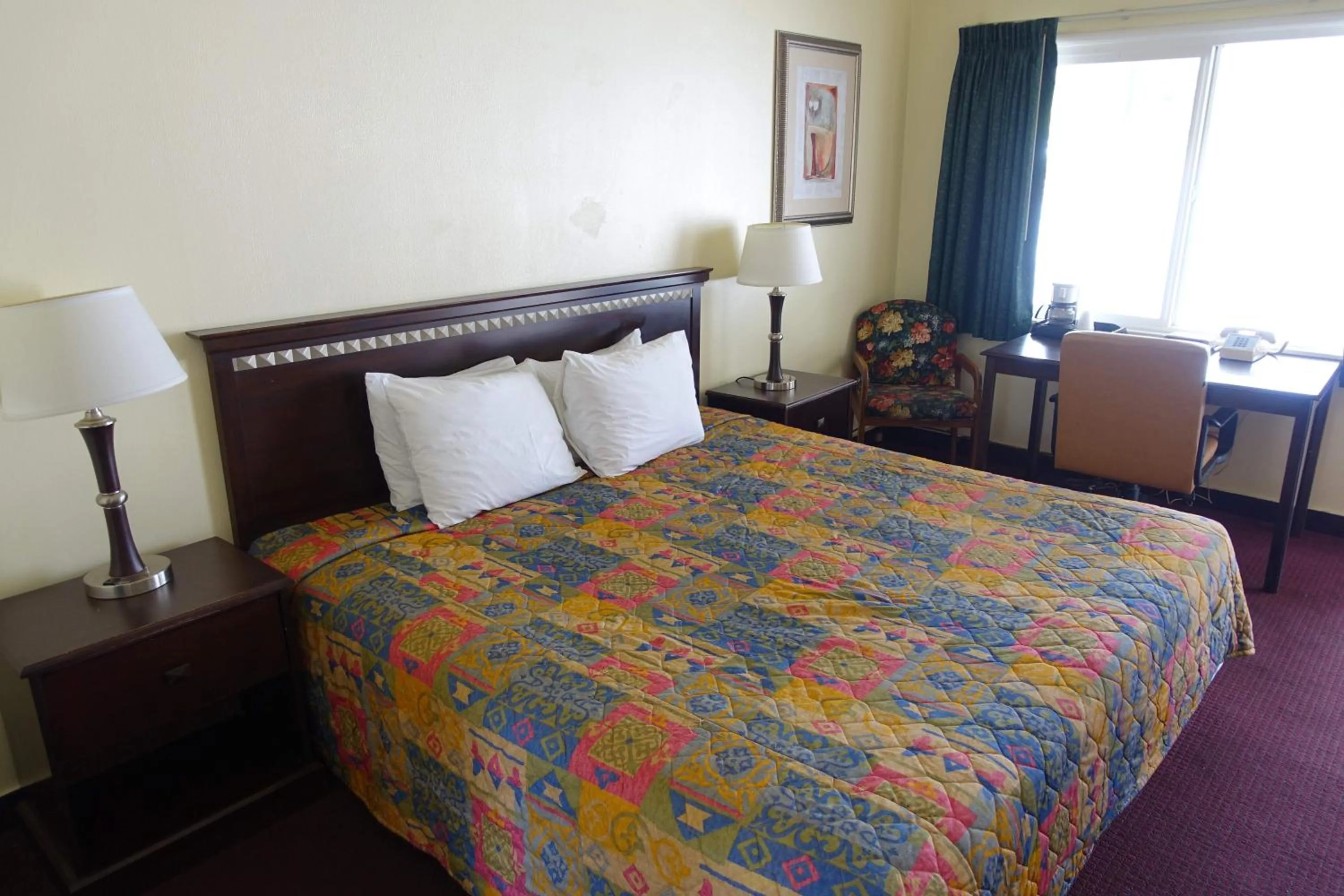 Bed in Discovery Inn - Eureka