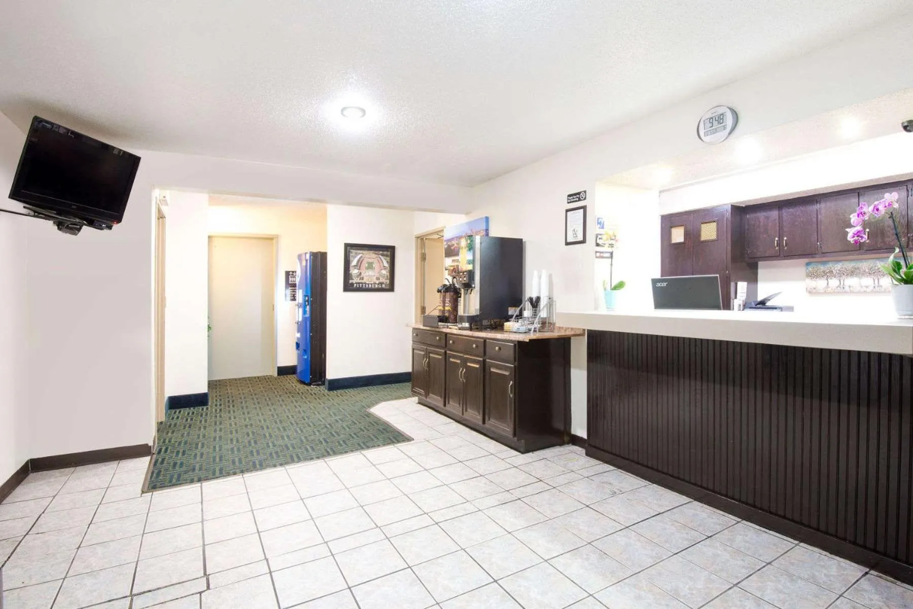 Super 8 by Wyndham Pittsburgh PA Airport-University Area