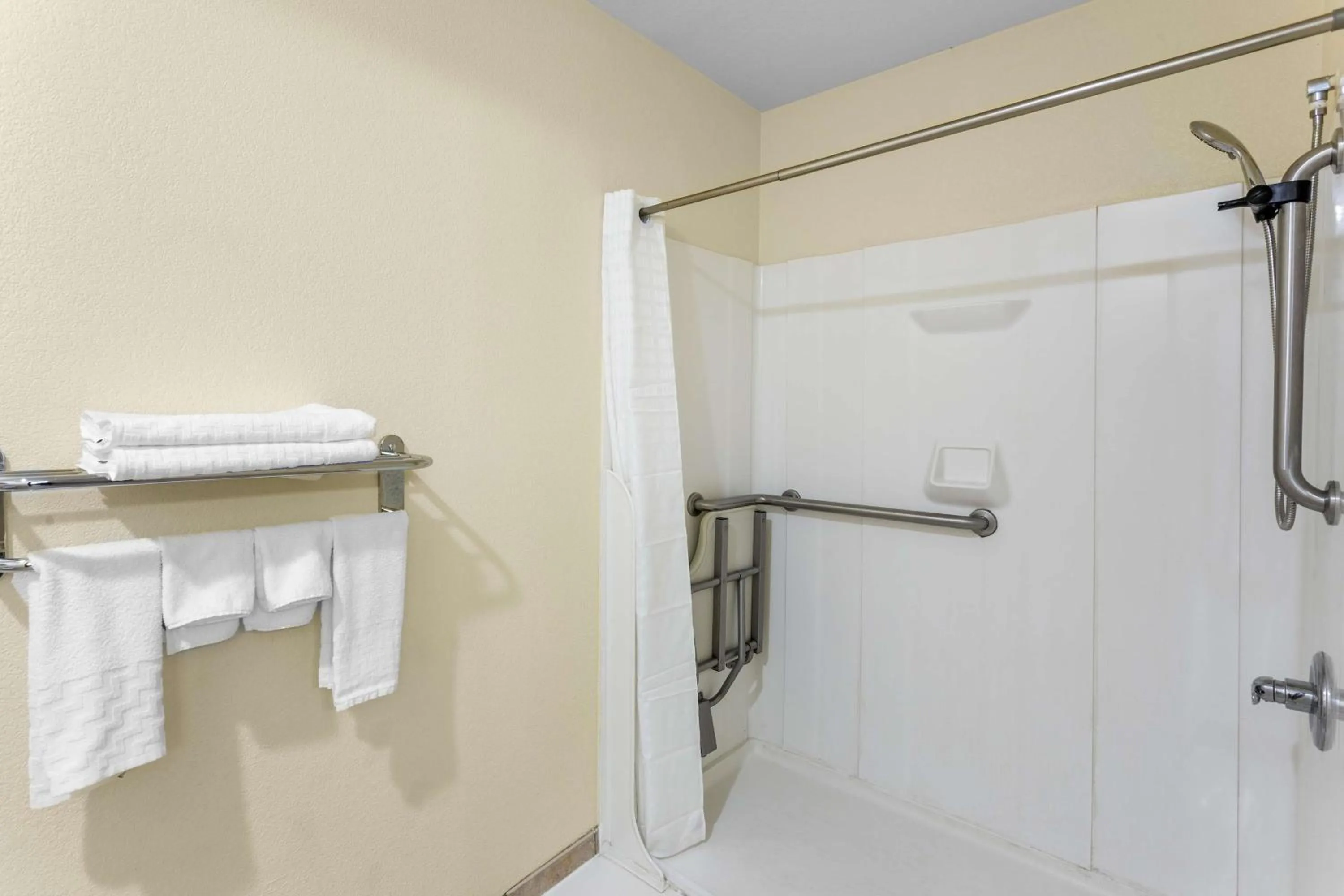 Bathroom in Best Western Oglesby Inn