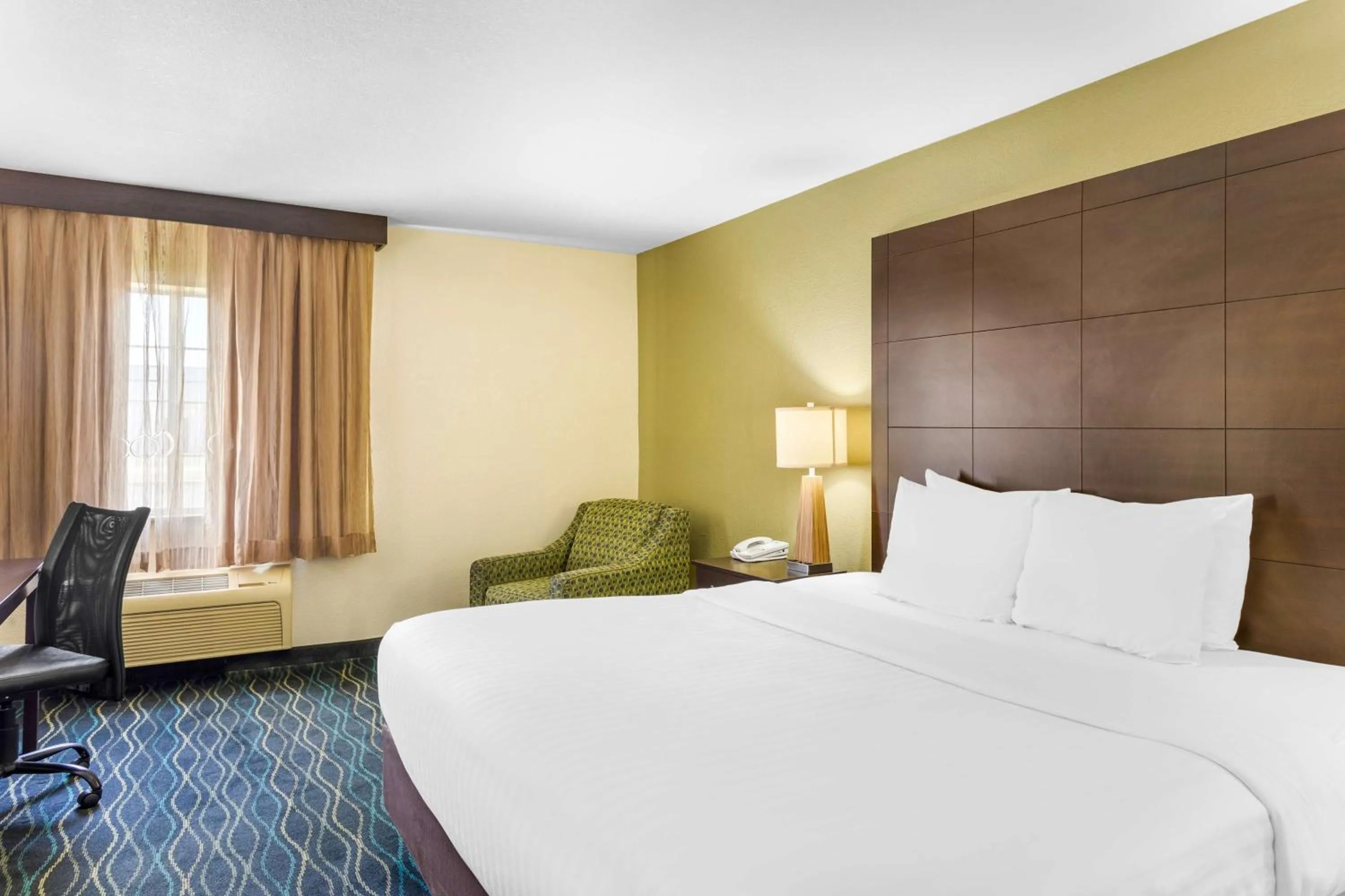 Bedroom, Bed in Best Western Oglesby Inn