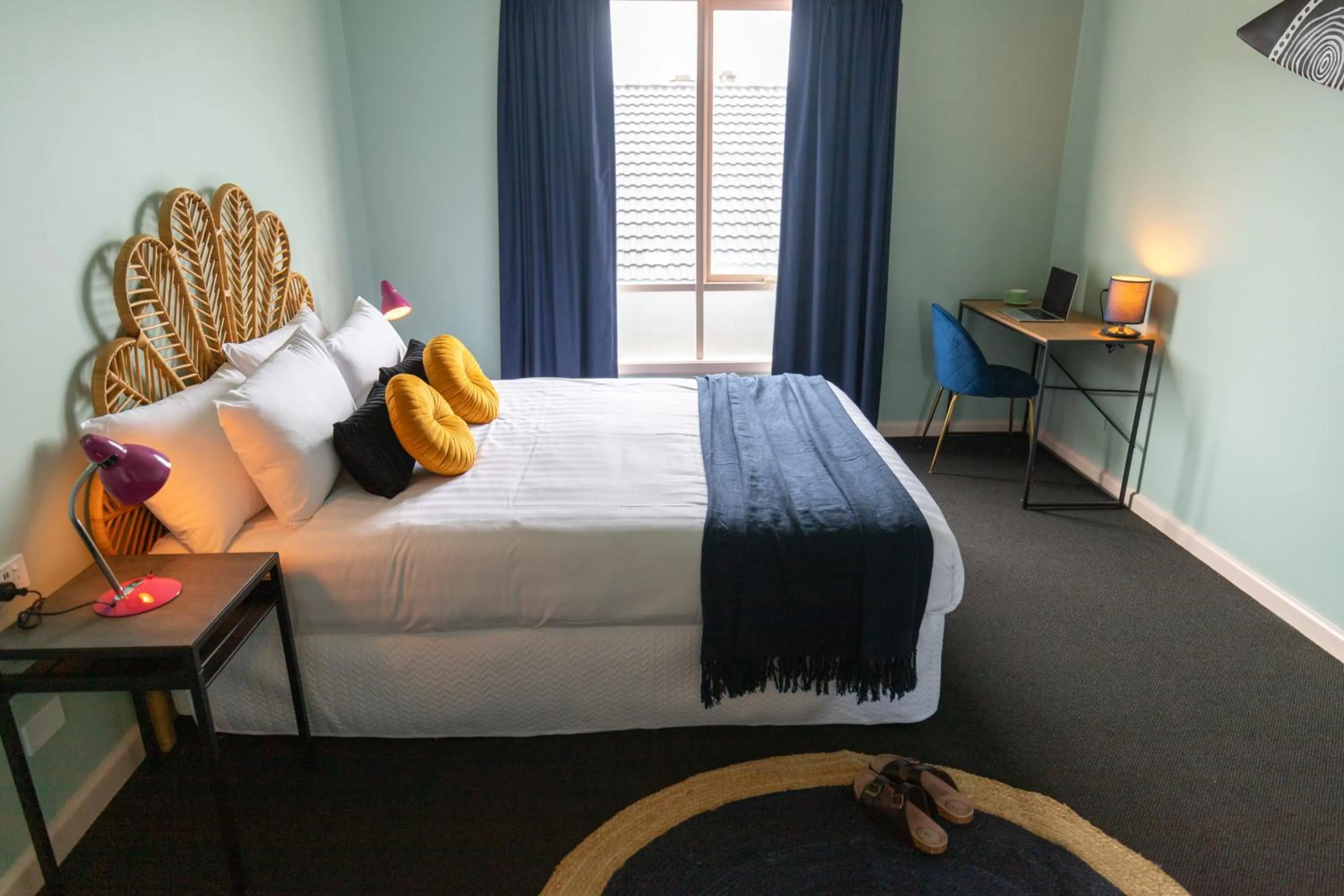 Photo of the whole room, Bed in Roamer St Kilda