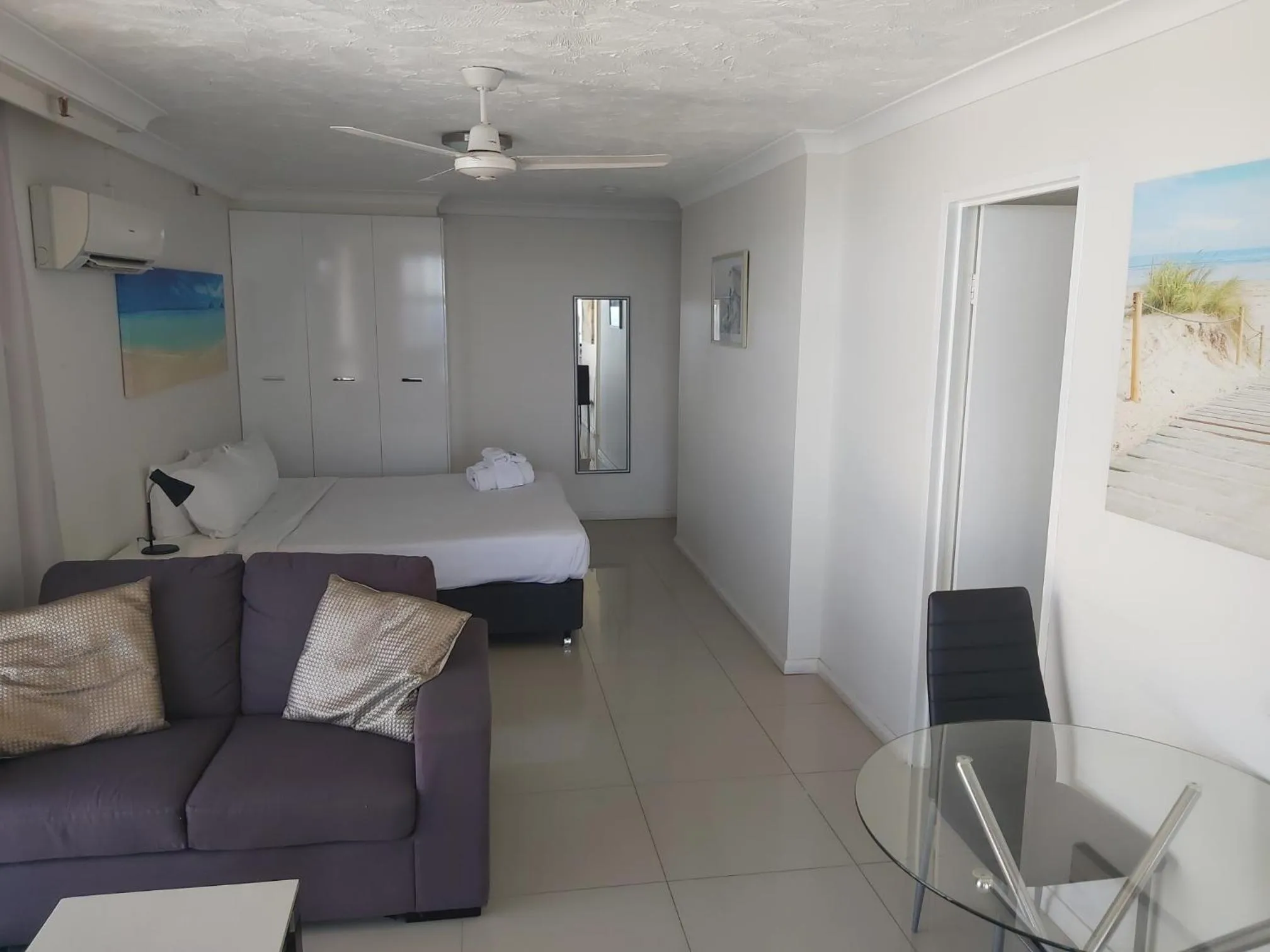 Photo of the whole room, Bed in Beachcomber Resort - Official