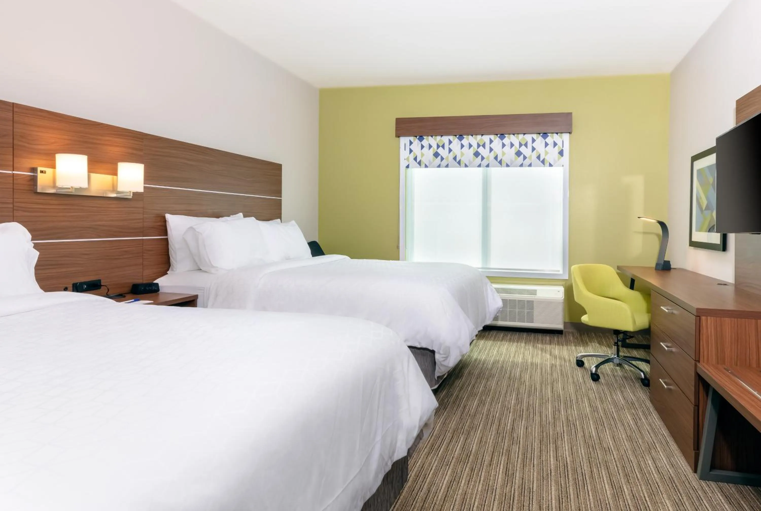 Photo of the whole room, Bed in Holiday Inn Express Calhoun South by IHG