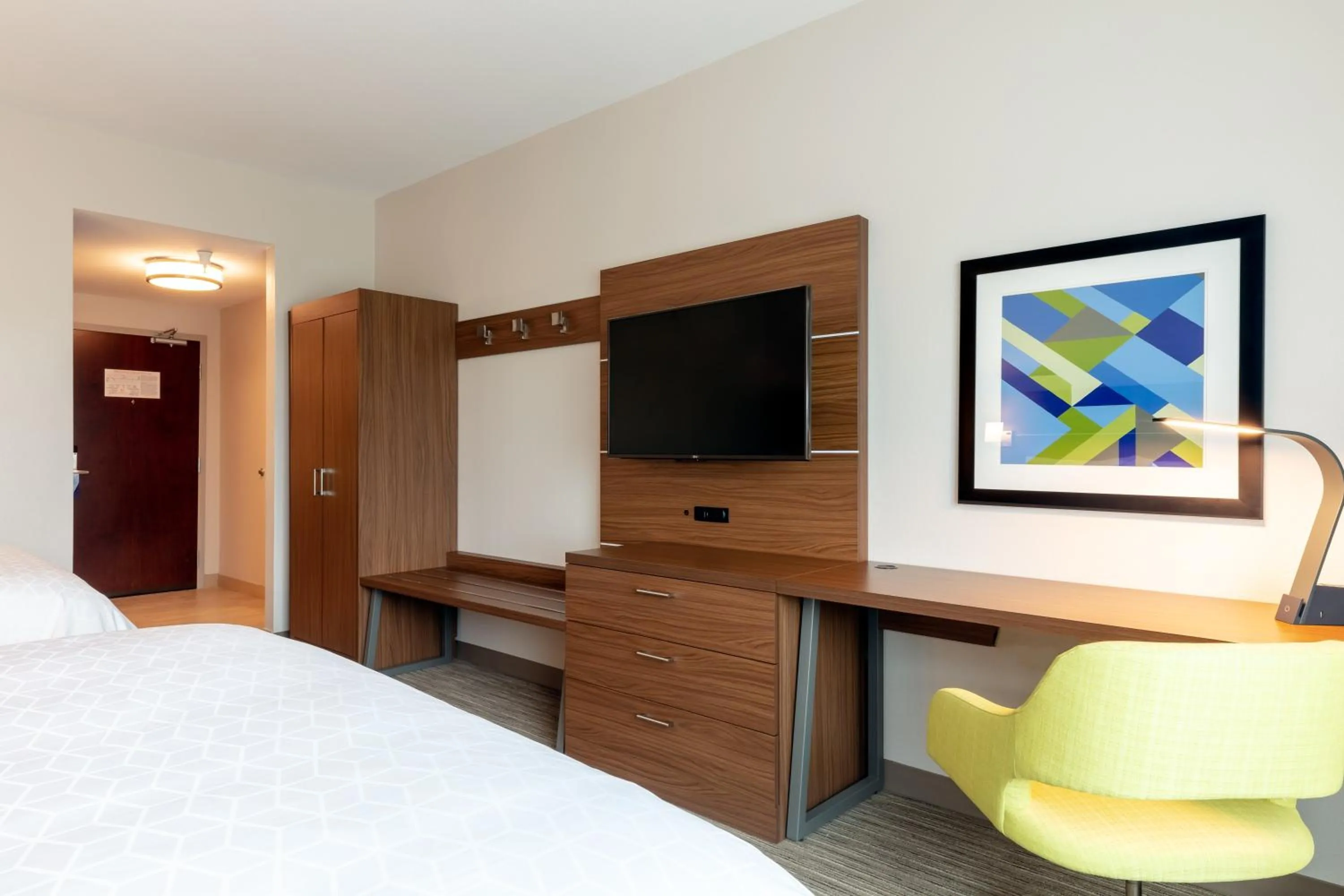 Photo of the whole room, Bed in Holiday Inn Express Calhoun South by IHG