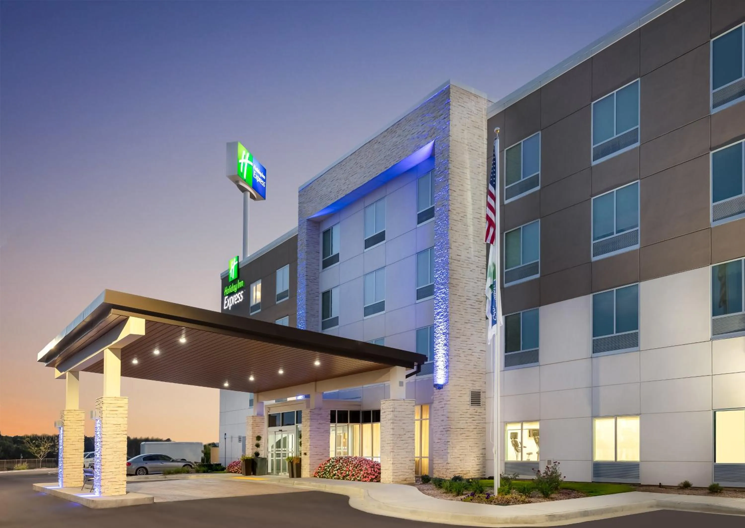 Property building in Holiday Inn Express Calhoun South by IHG