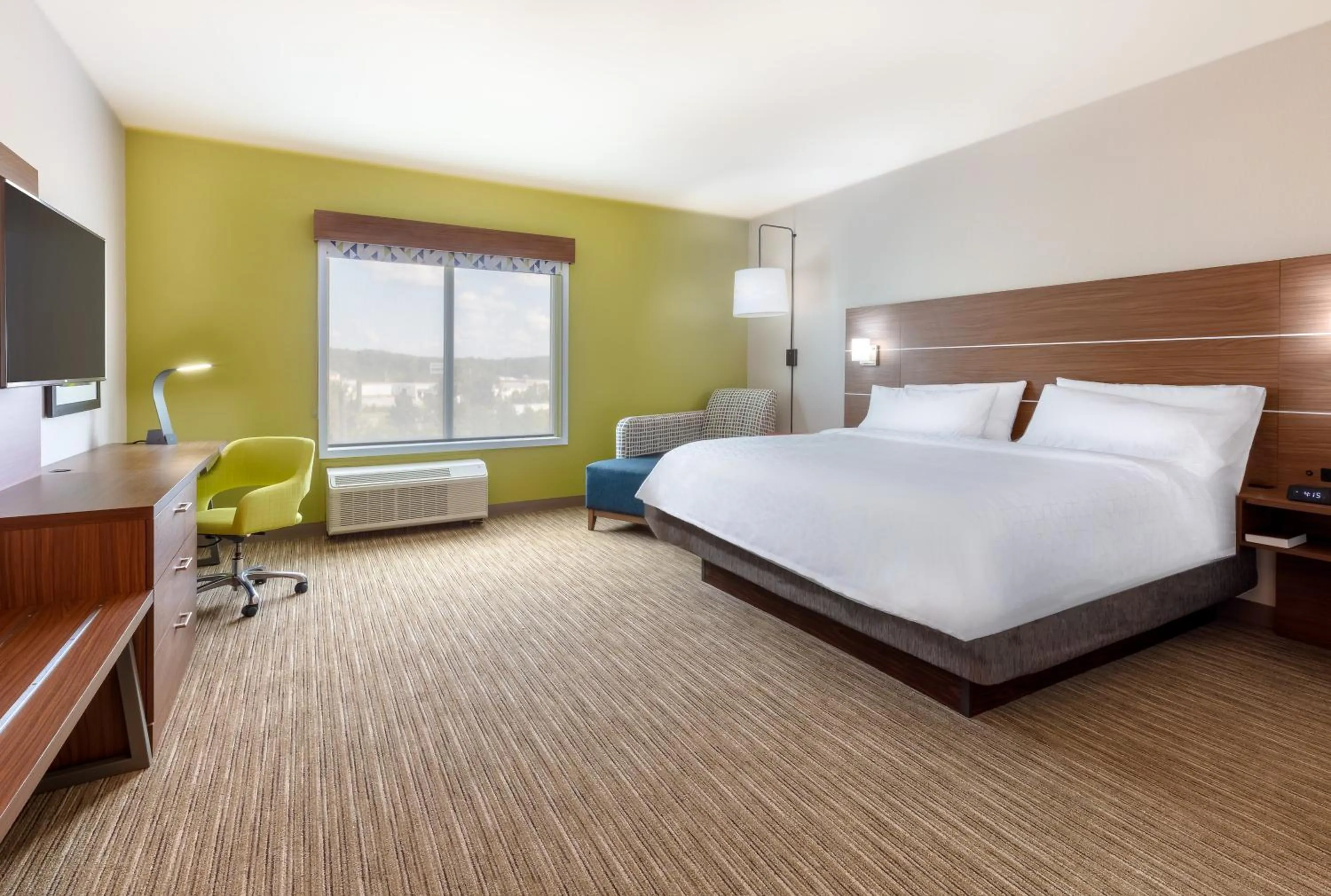 Photo of the whole room, Bed in Holiday Inn Express Calhoun South by IHG