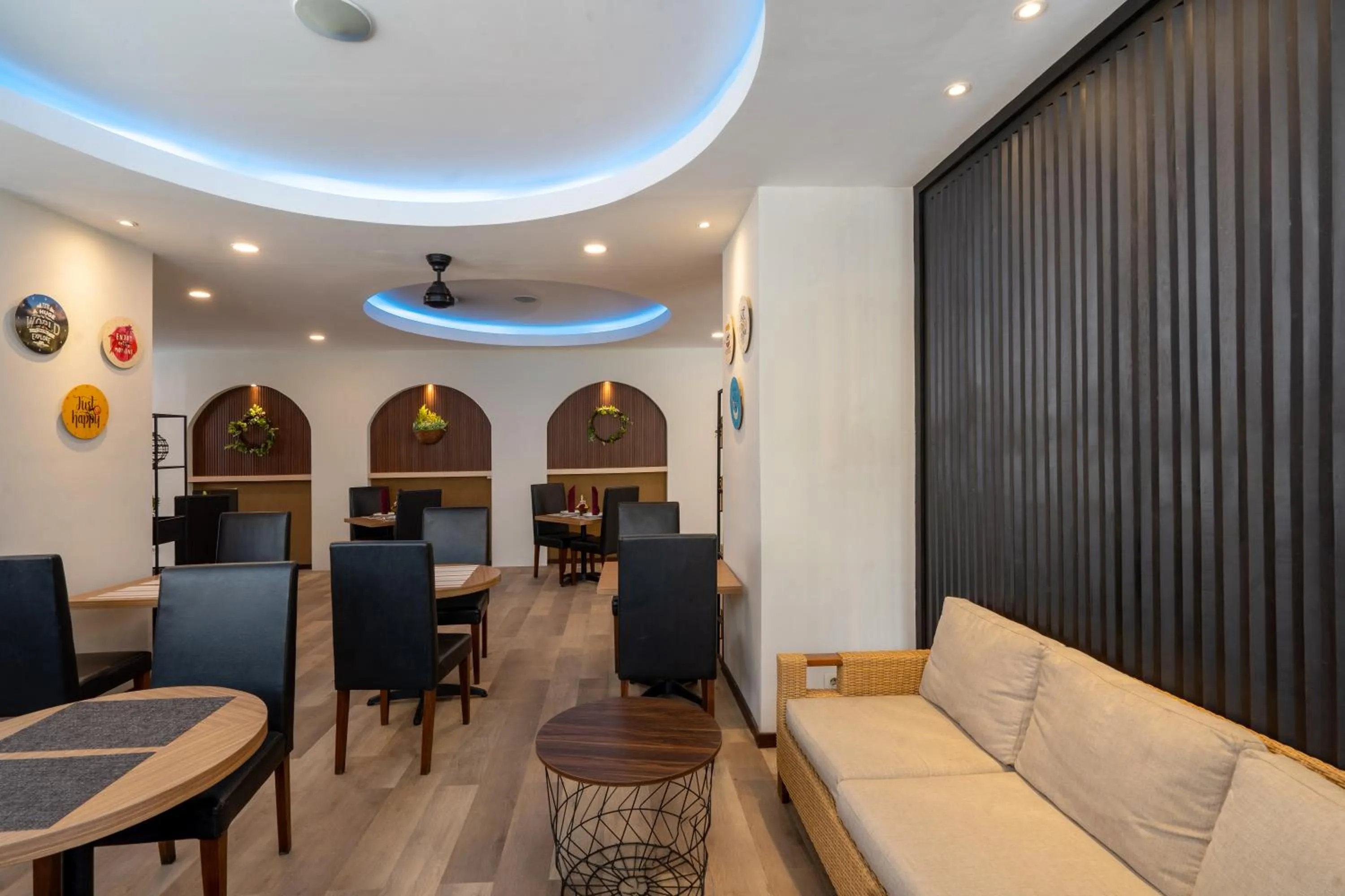 Restaurant/places to eat in Everyday Hotel Kuta Central