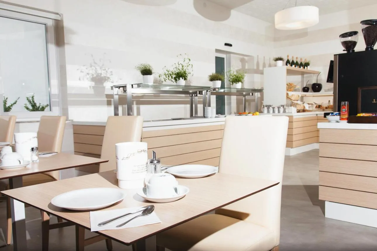 Restaurant/places to eat in Hotel Alex