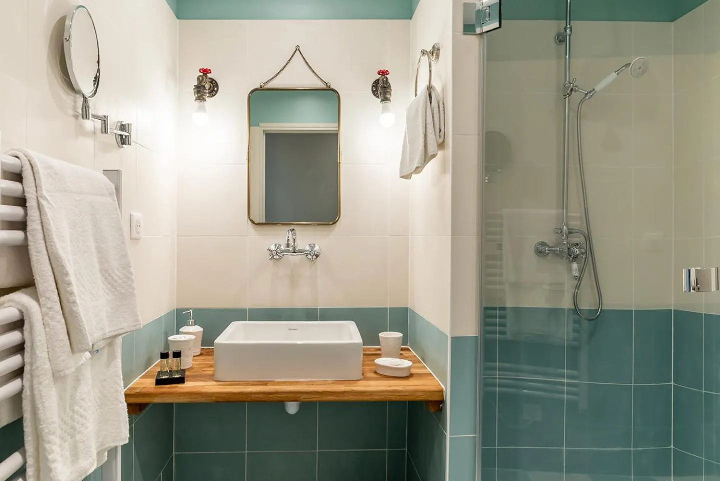 Shower in BE YOU LUXURY APART'HÔTEL Paris