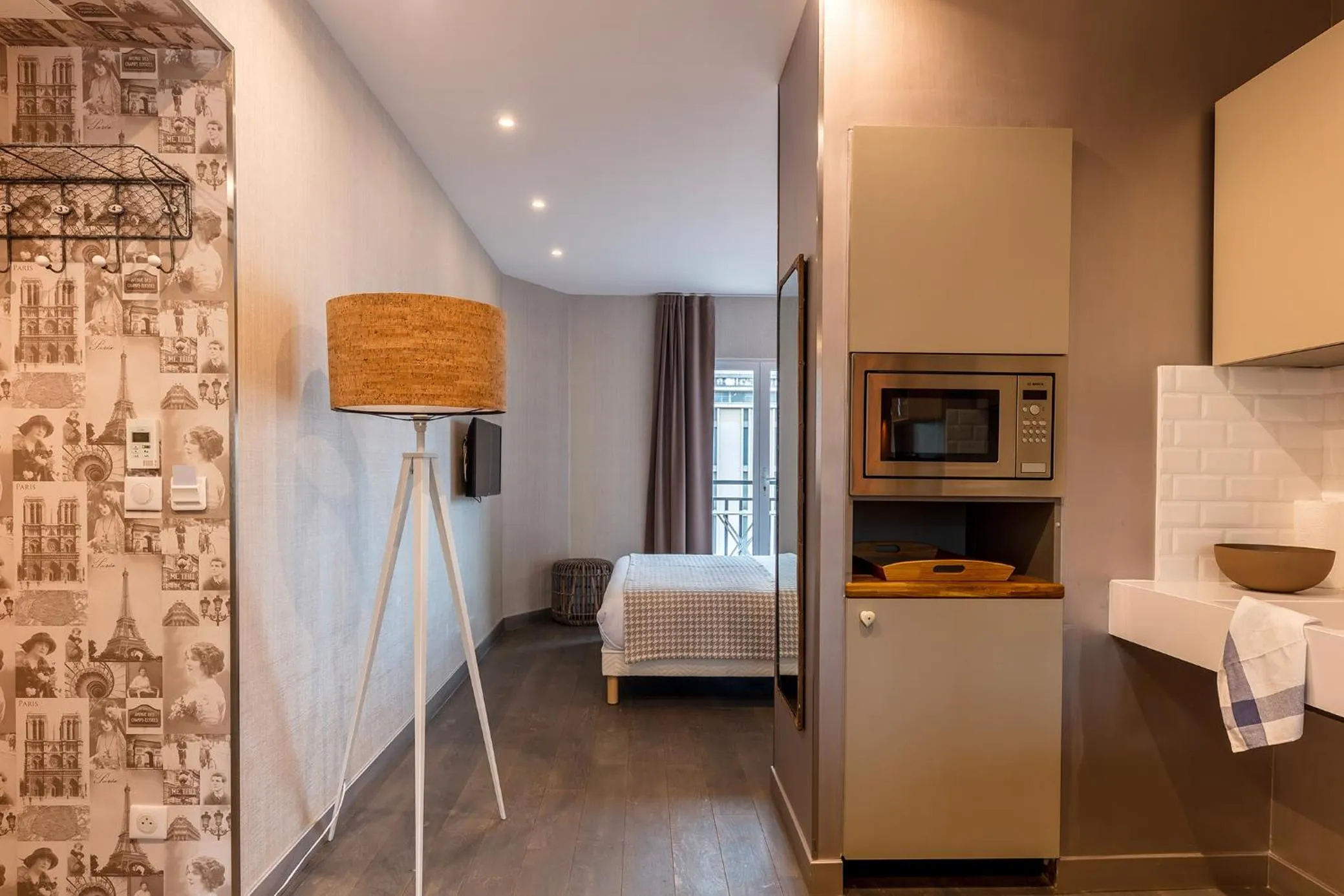 Kitchen or kitchenette, Bed in BE YOU LUXURY APART'HÔTEL Paris