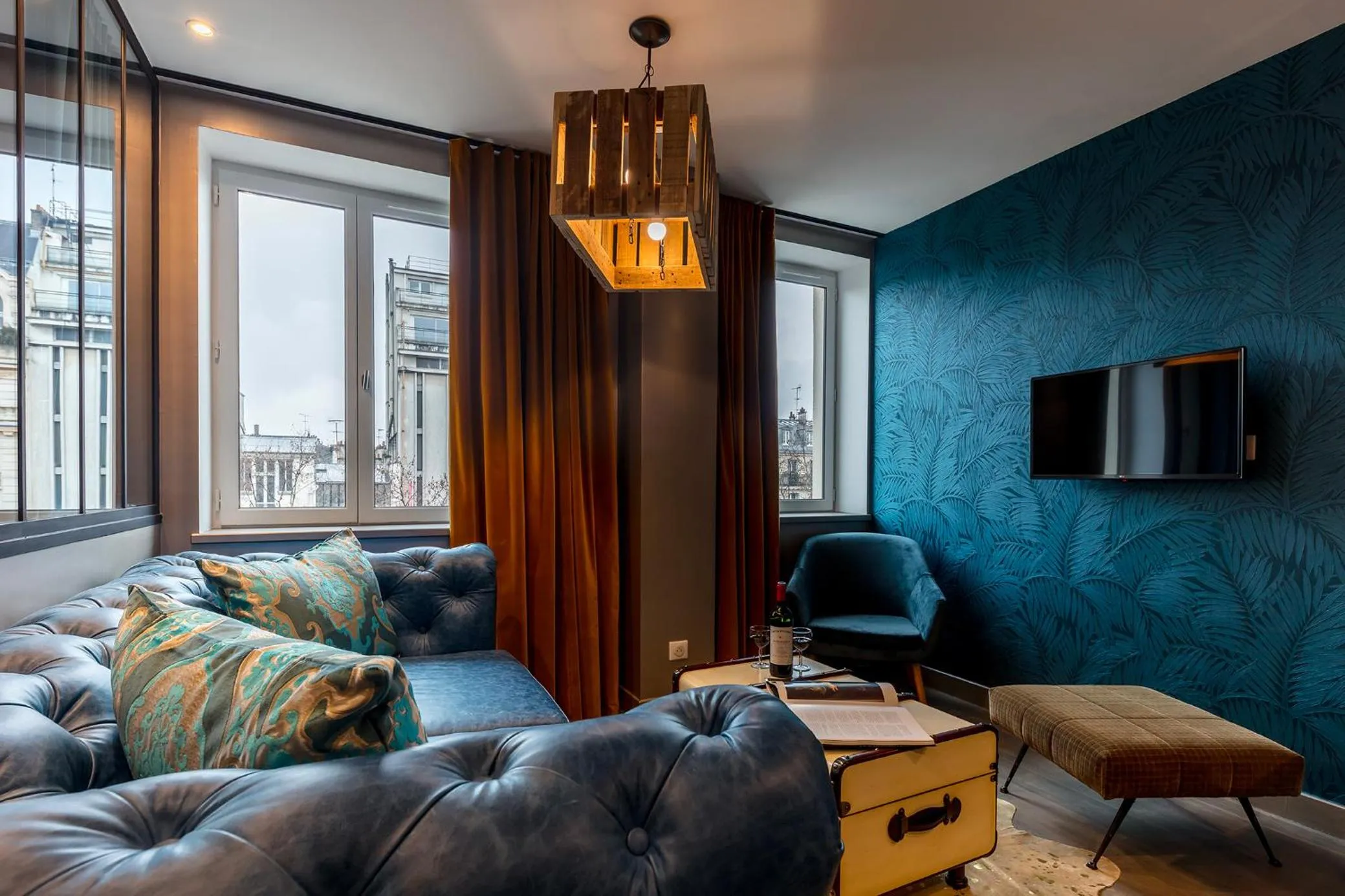 TV and multimedia in BE YOU LUXURY APART'HÔTEL Paris