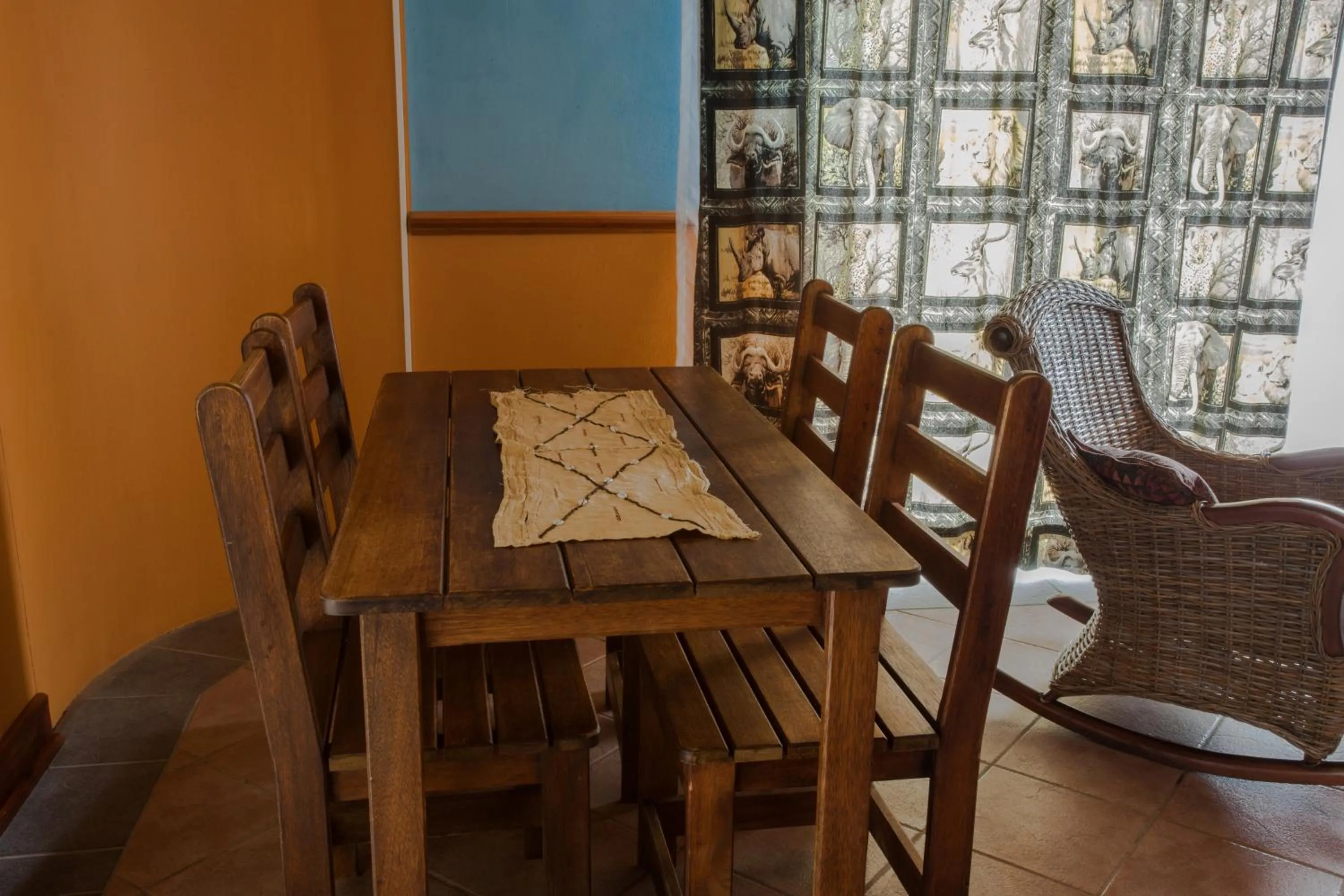 Dining area in Sandcastle Apartments