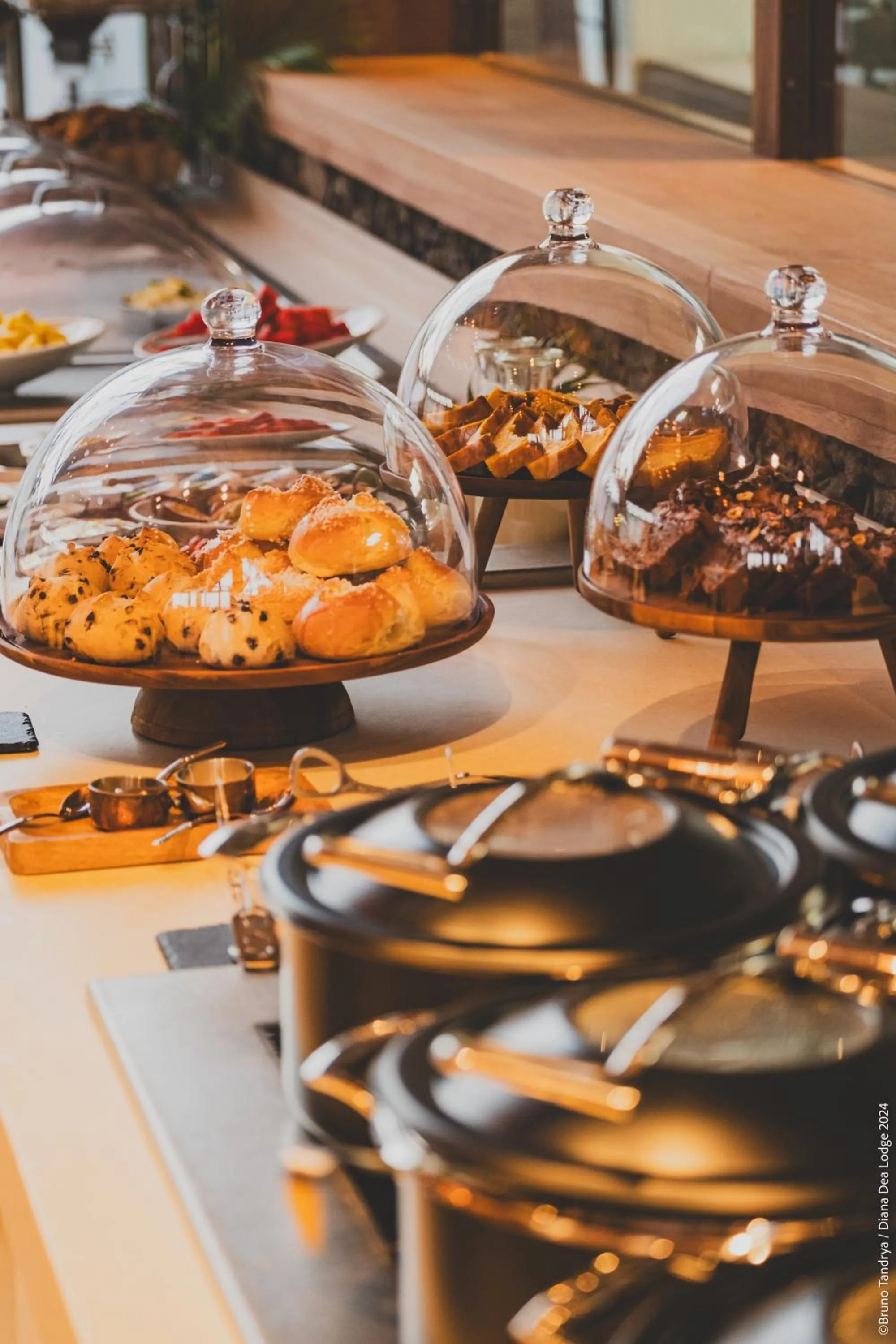 Buffet breakfast in Hôtel Diana Dea Lodge & SPA