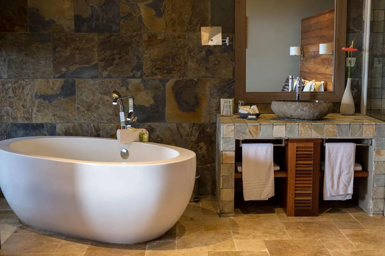 Bathroom in Hôtel Diana Dea Lodge & SPA