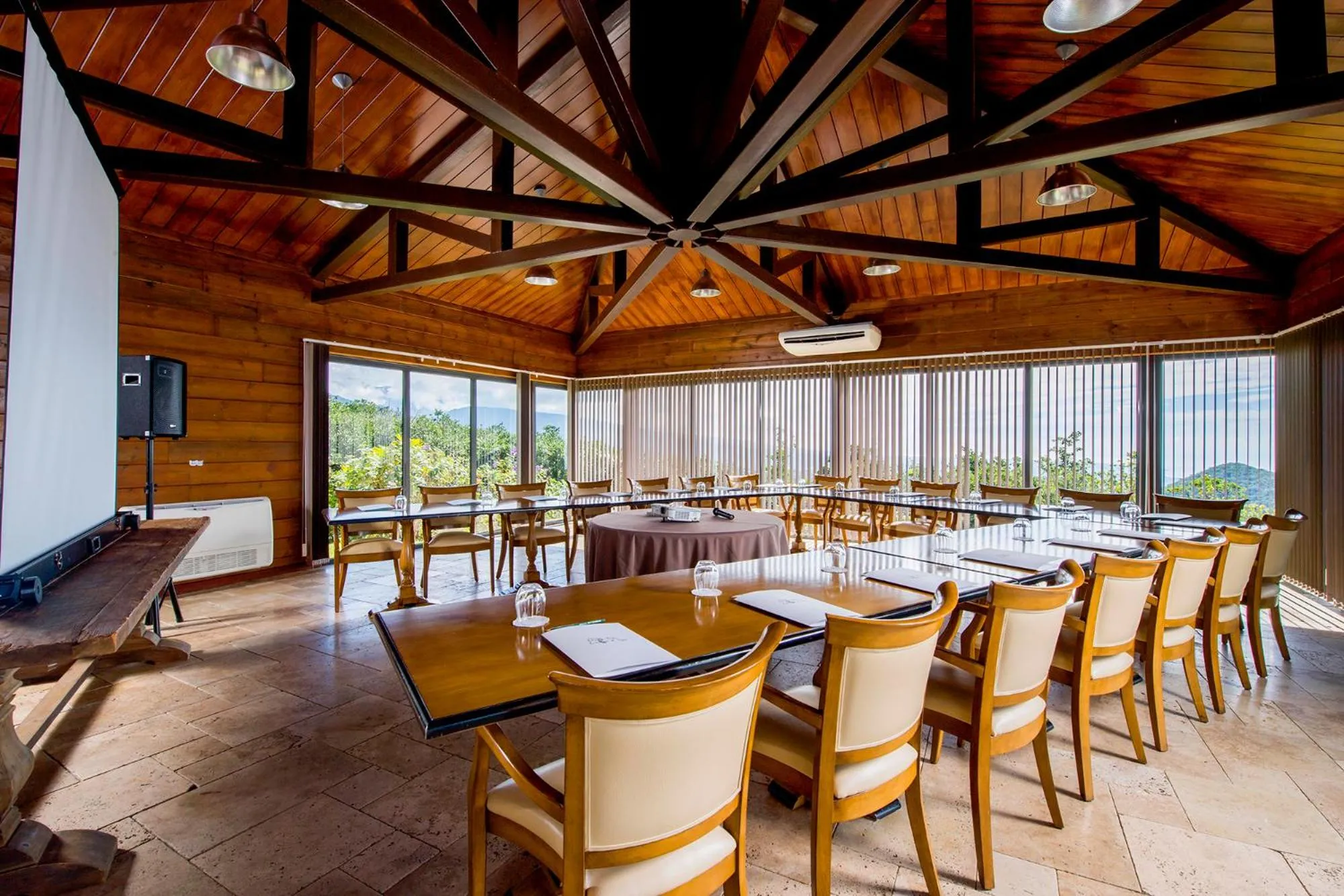 TV and multimedia in Hôtel Diana Dea Lodge & SPA