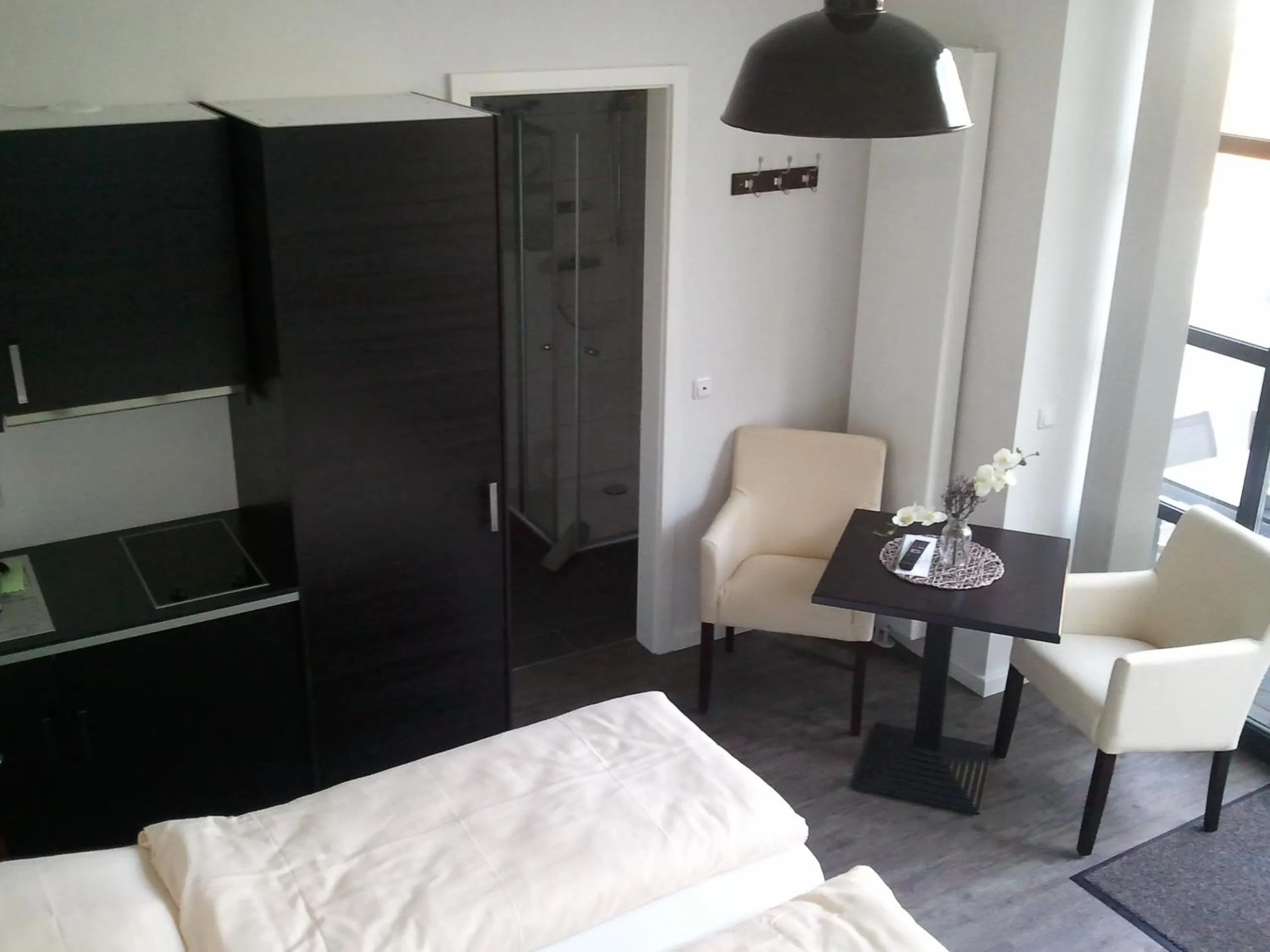 Kitchen or kitchenette, Bed in Heldts Aparthotel