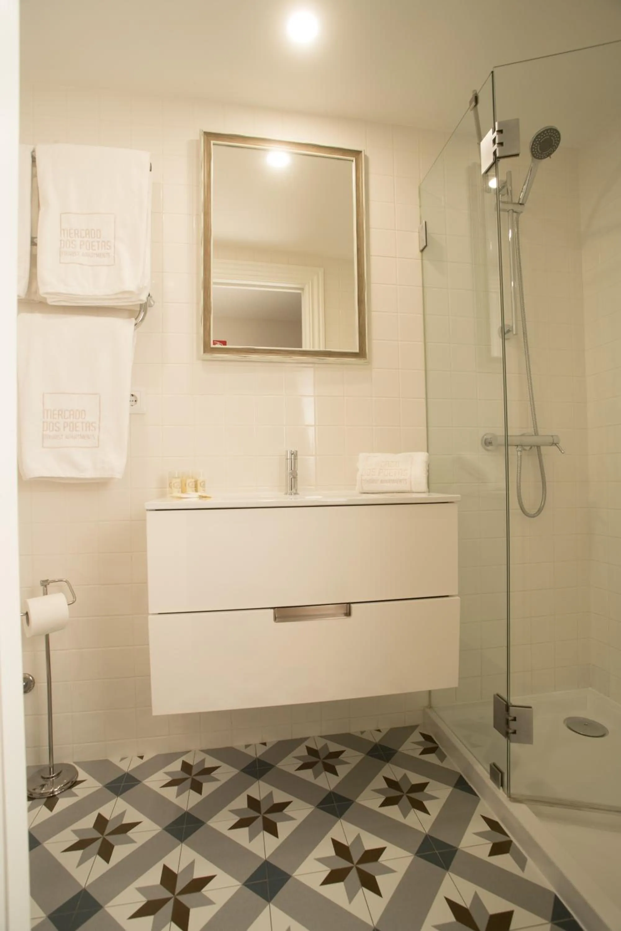 Bathroom in Mercado dos Poetas – Tourism Apartments