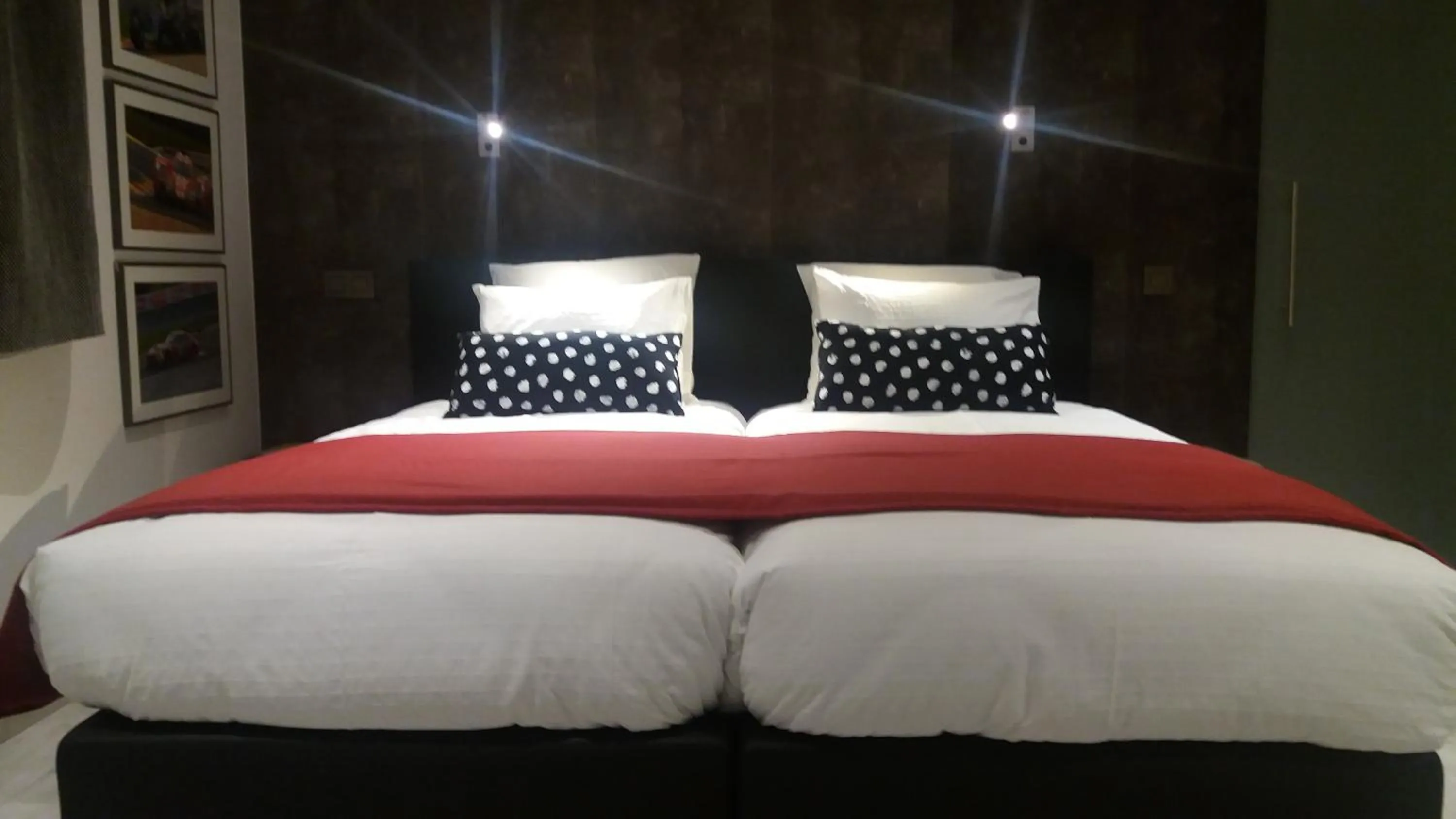 Facade/entrance, Bed in "Un matin au jardin"