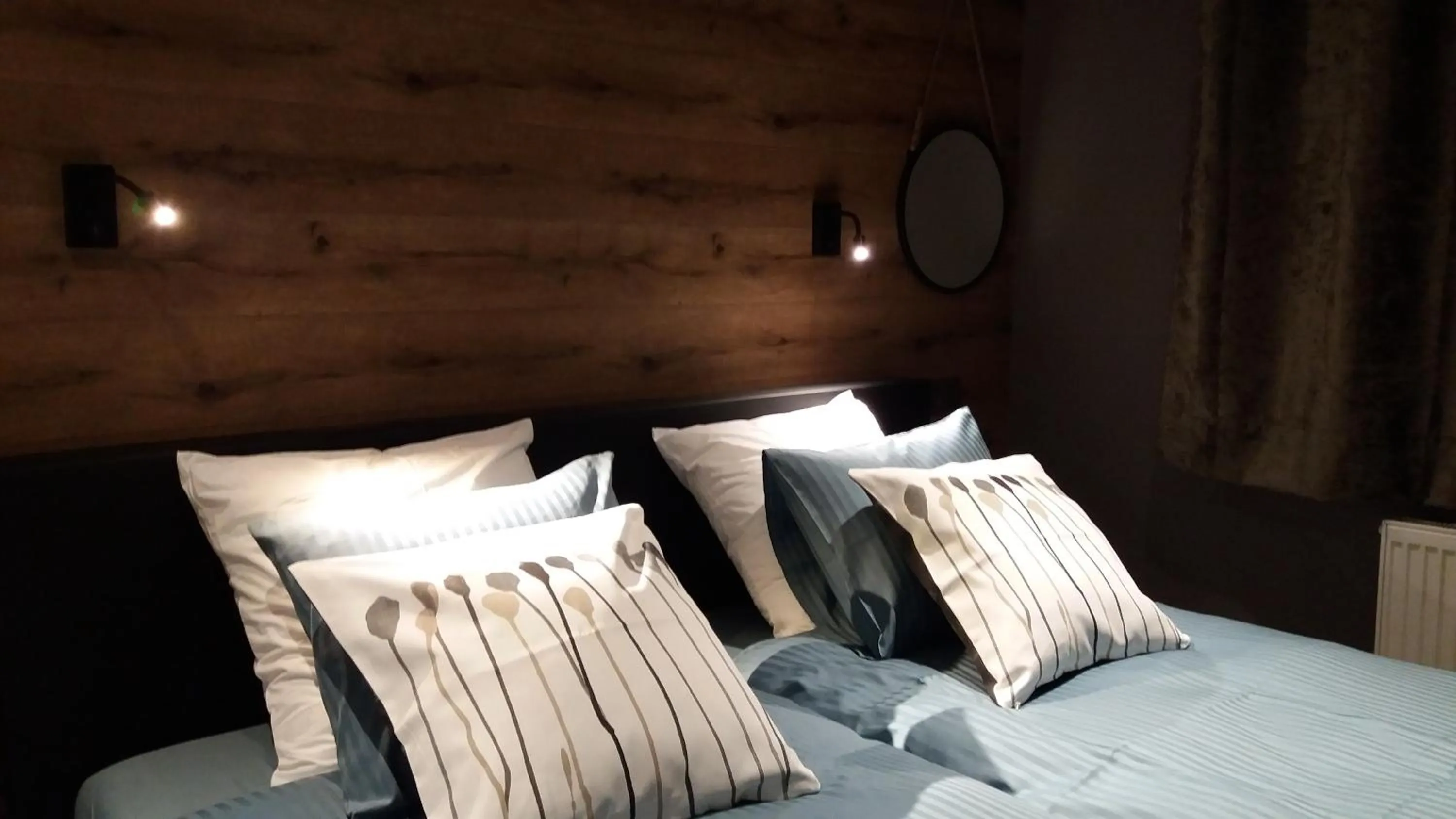 Photo of the whole room, Bed in "Un matin au jardin"