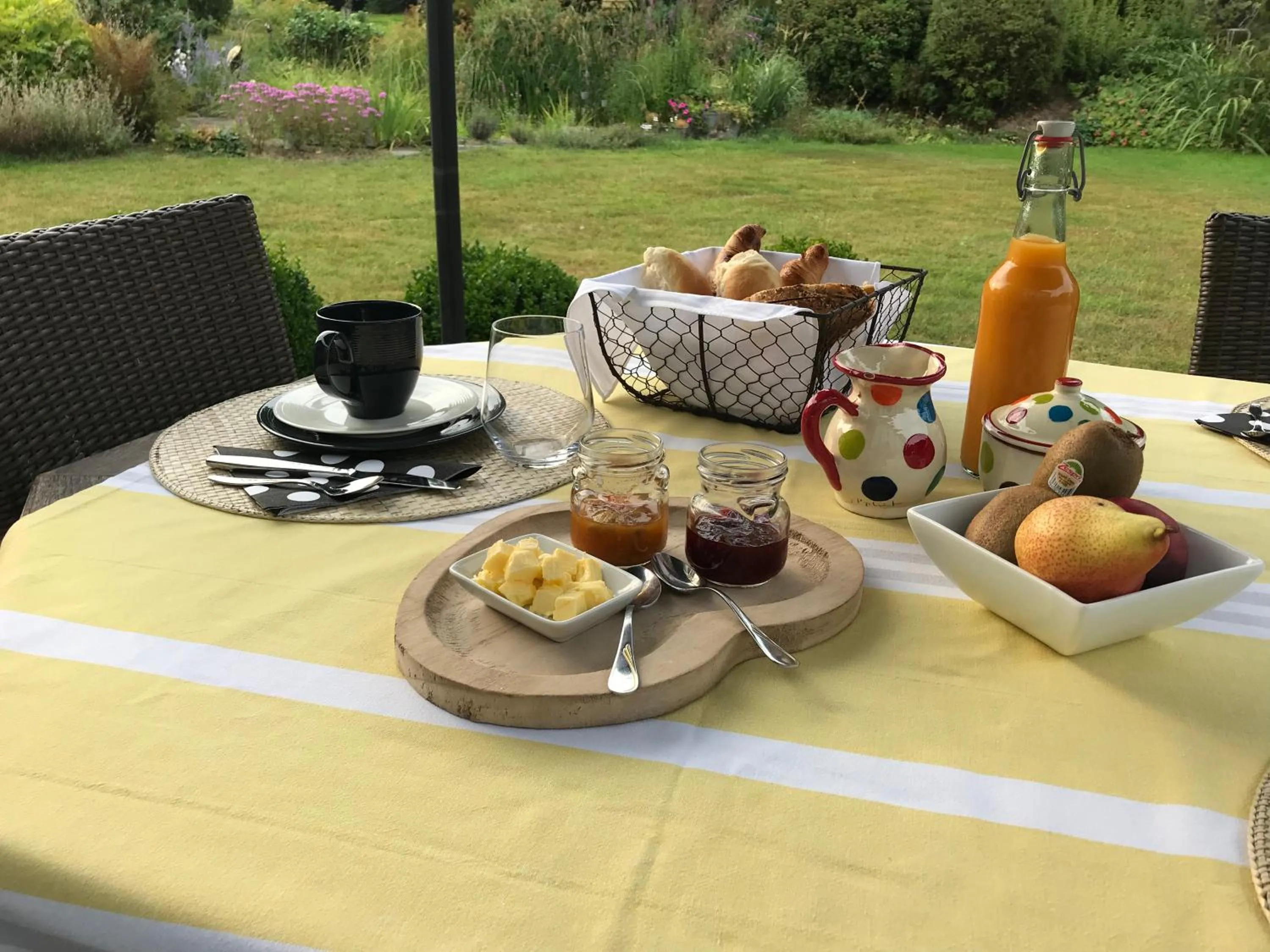 Dining area in "Un matin au jardin"