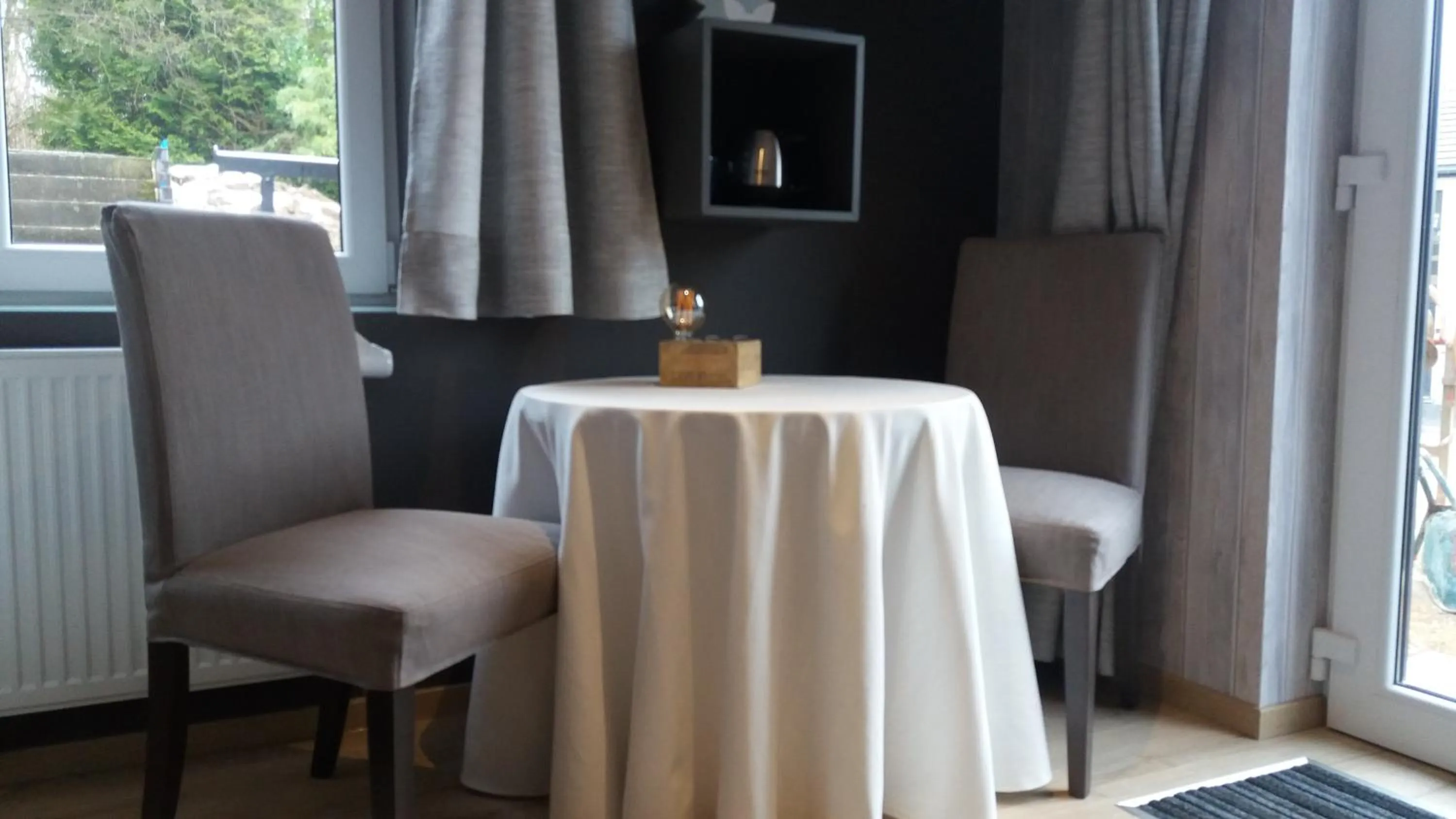 Photo of the whole room in "Un matin au jardin"