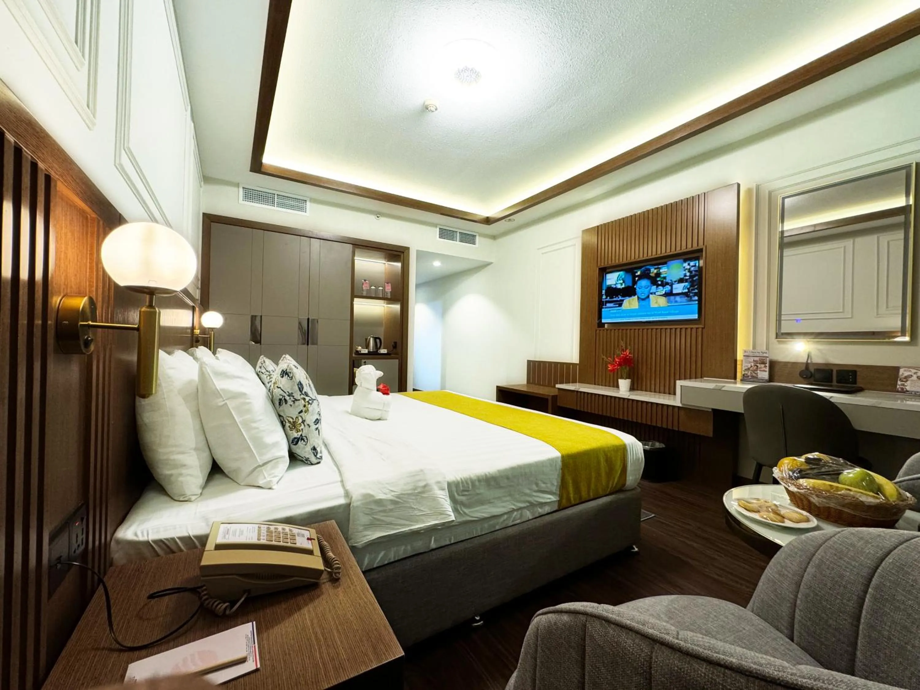 Bedroom, Bed in Fortune Plaza Hotel, Dubai Airport