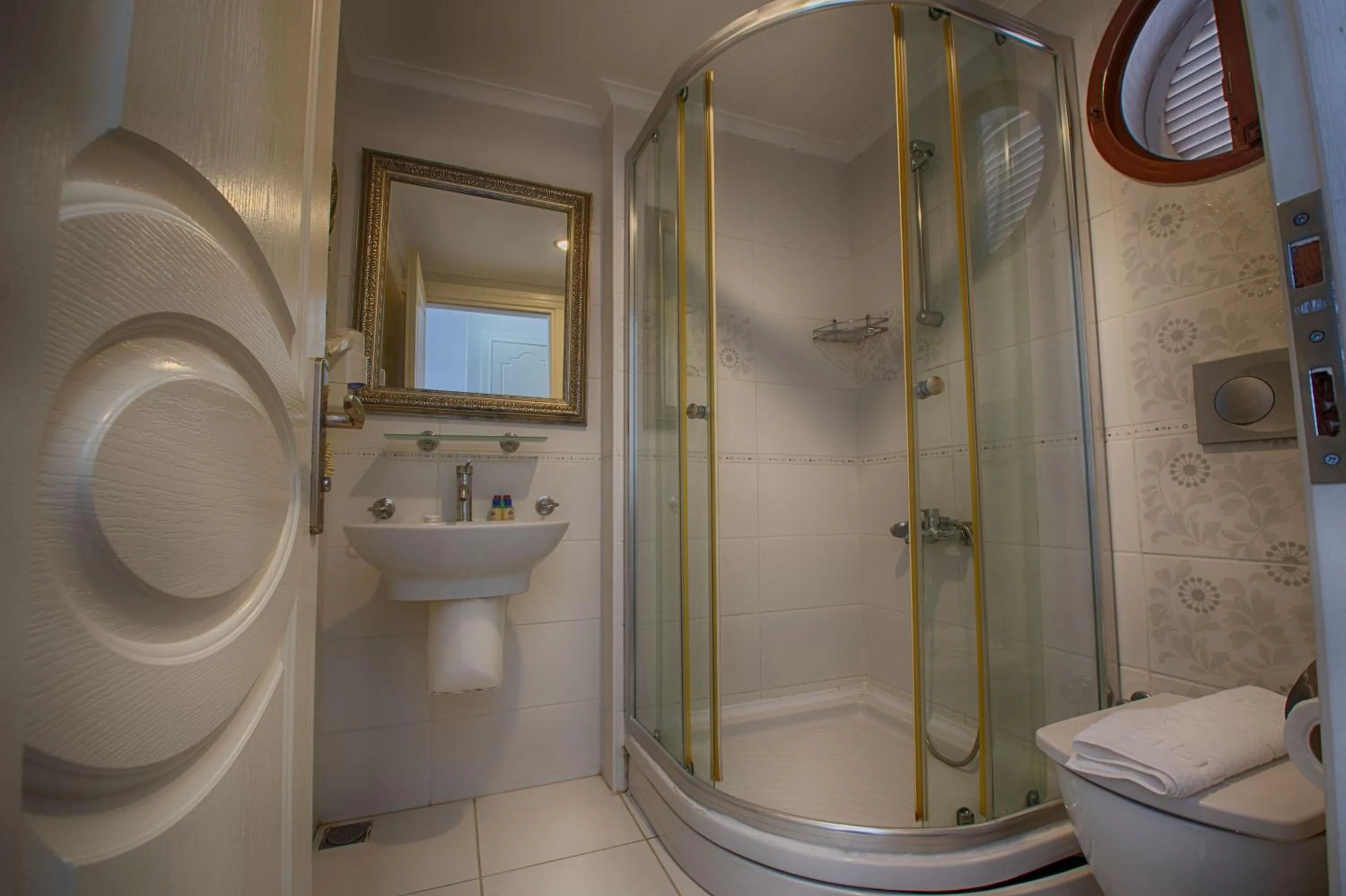 Shower in S3 Hotels Orange