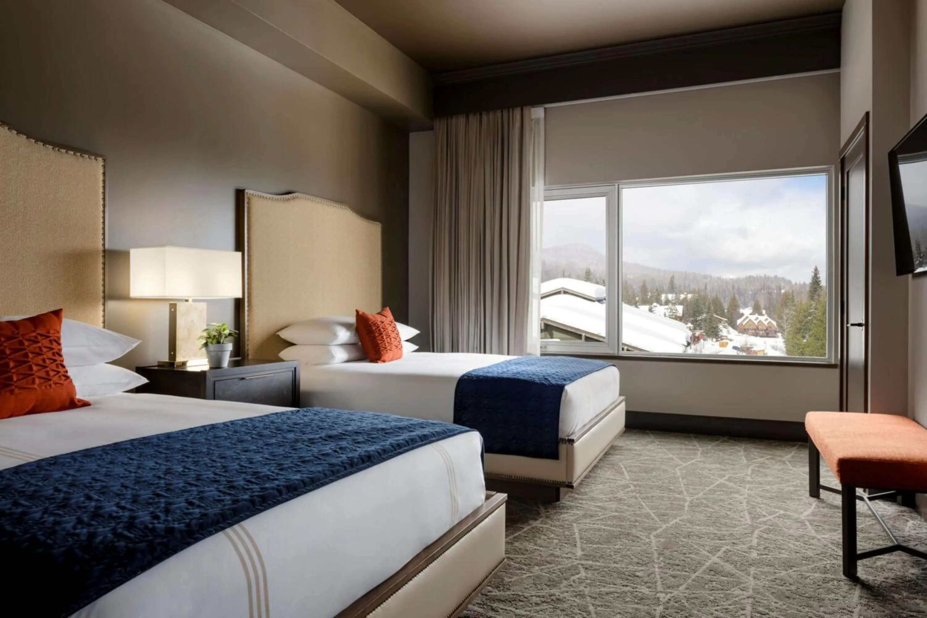 Photo of the whole room, Bed in The Josie Hotel, Autograph Collection