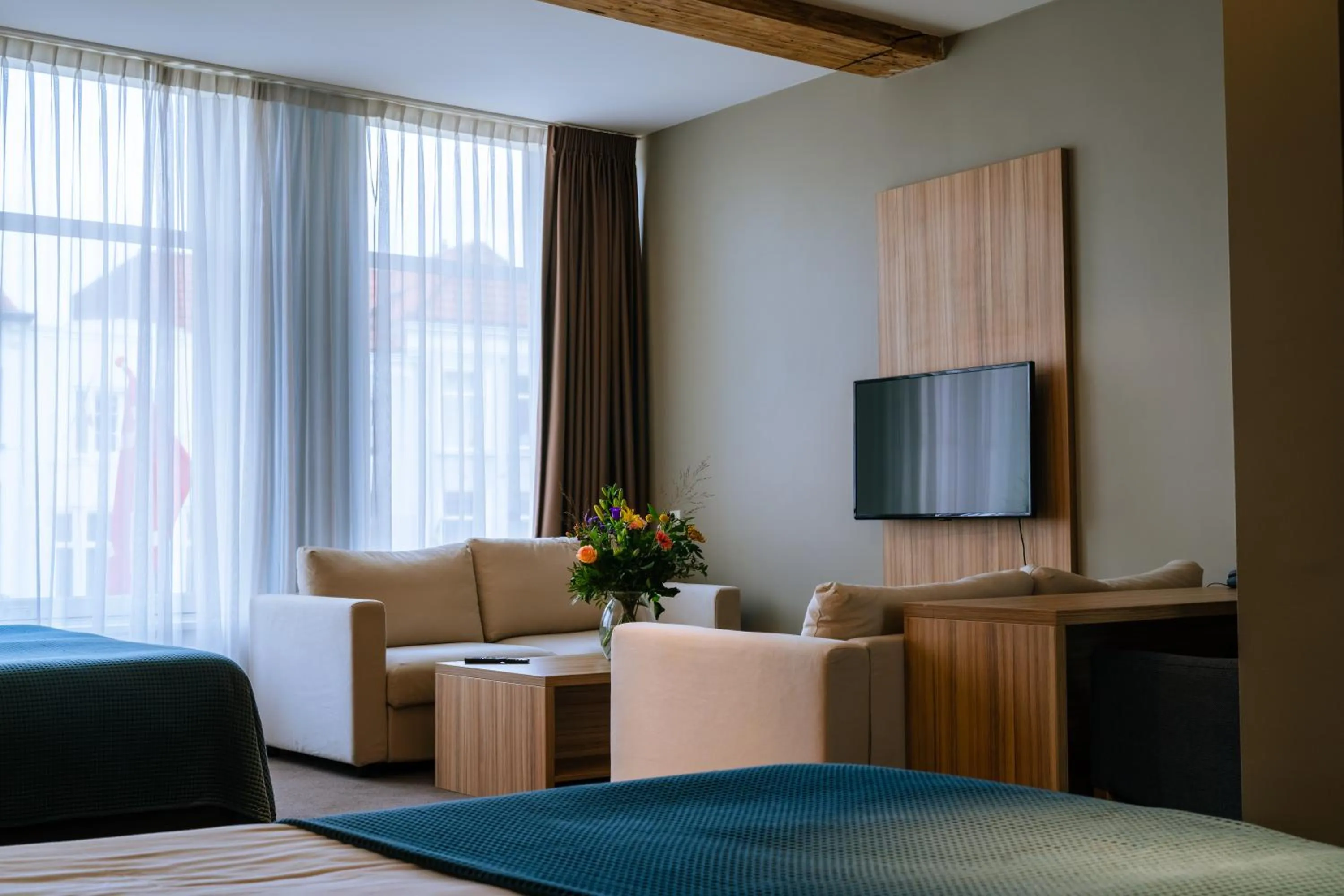 Communal lounge/ TV room in Stadshotel De Klok