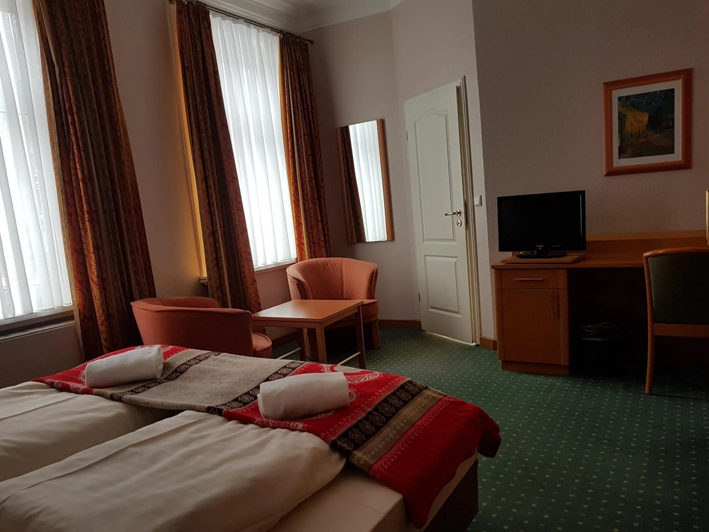 Photo of the whole room, Bed in Mediterran