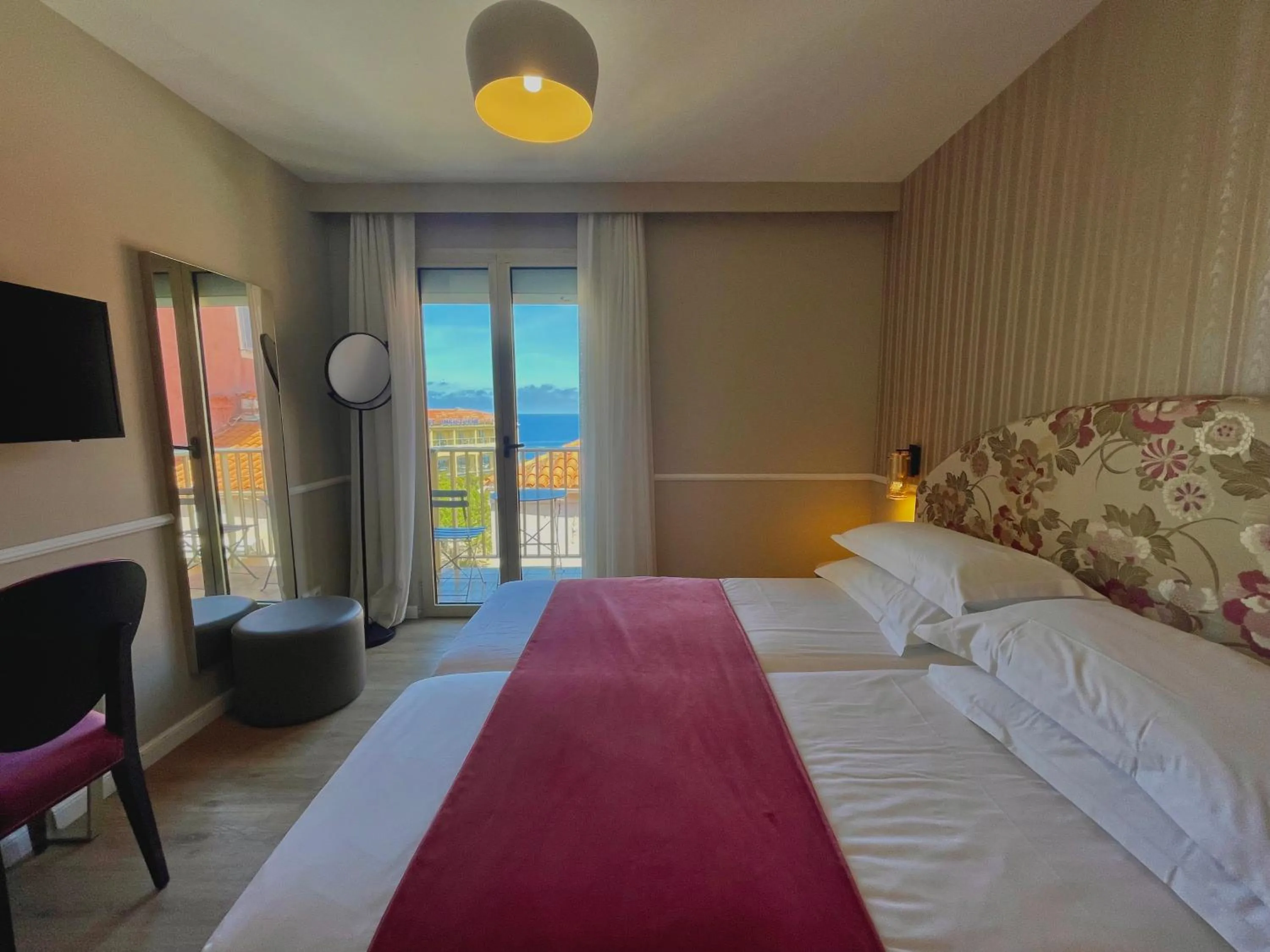 Balcony/Terrace, Bed in Hotel Restaurant Christophe Colomb