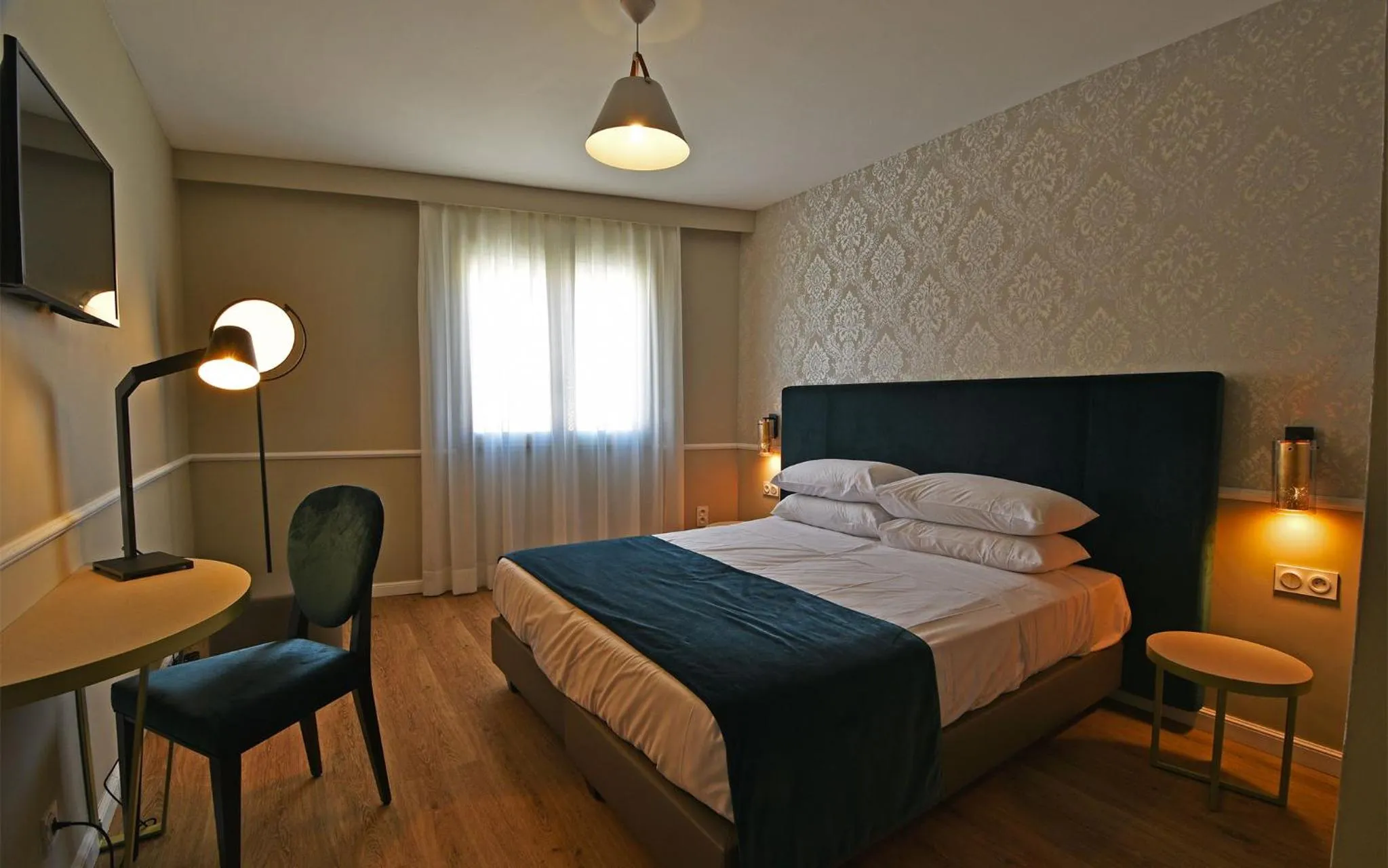 Bedroom, Bed in Hotel Restaurant Christophe Colomb