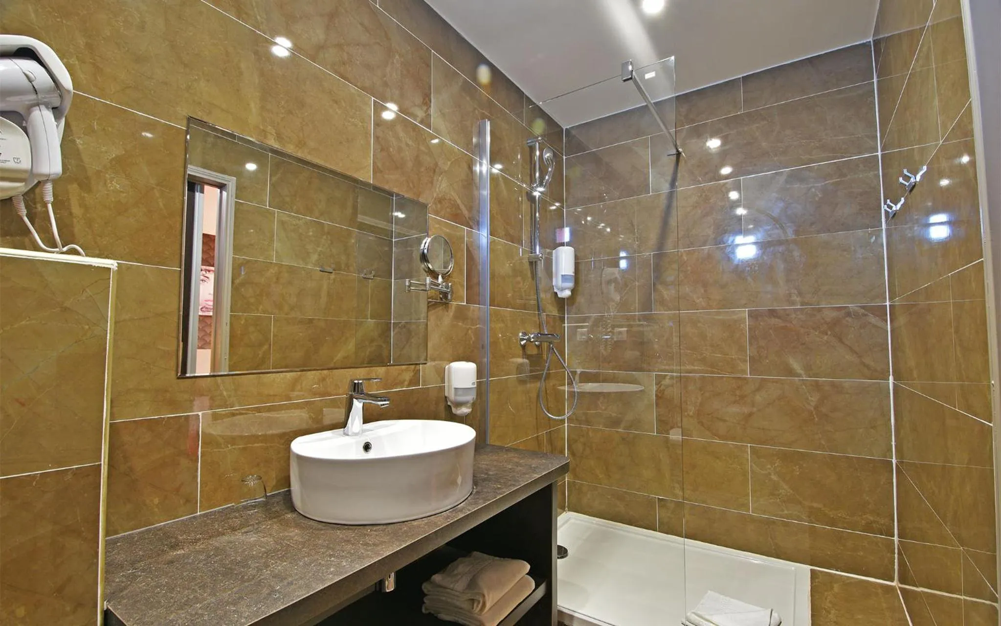 Bathroom in Hotel Restaurant Christophe Colomb