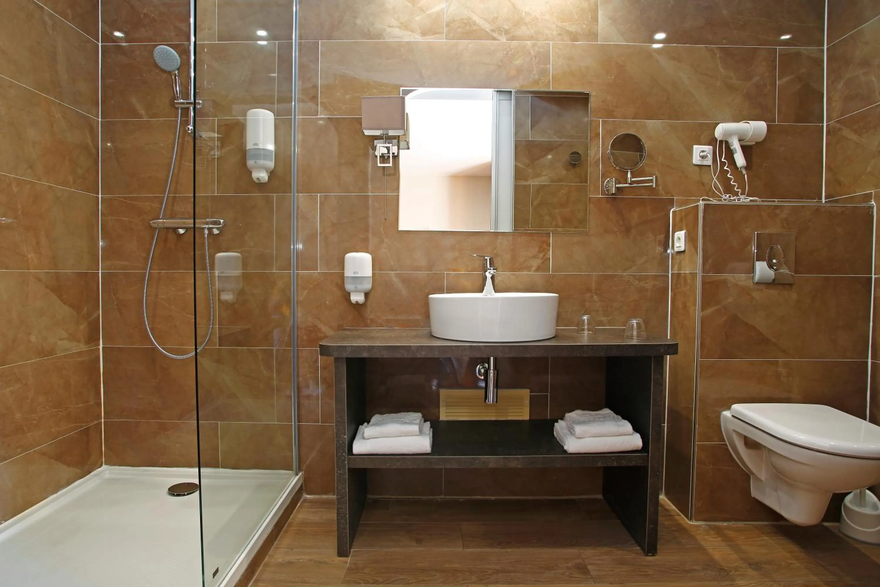 Shower in Hotel Restaurant Christophe Colomb