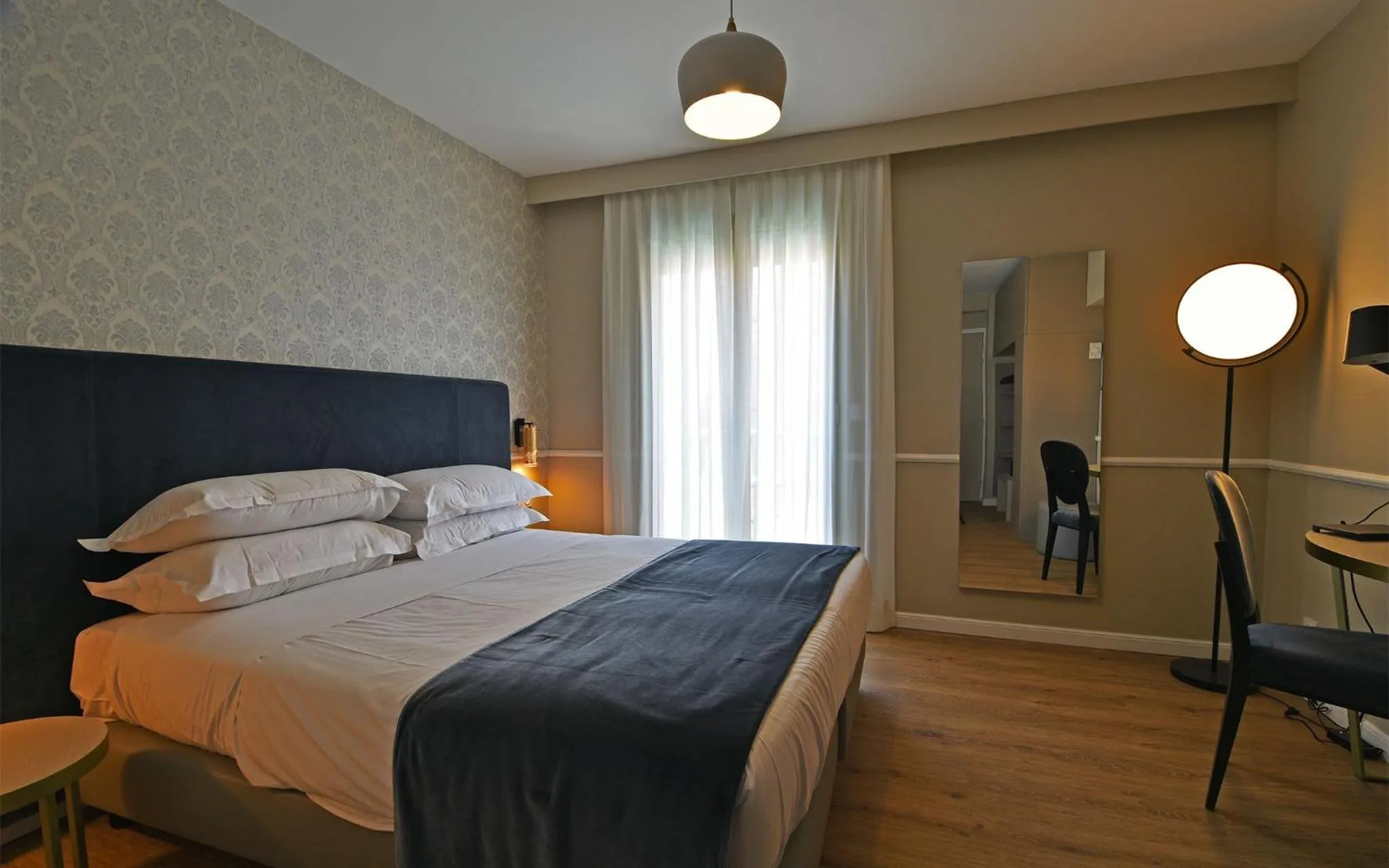 Bedroom, Bed in Hotel Restaurant Christophe Colomb