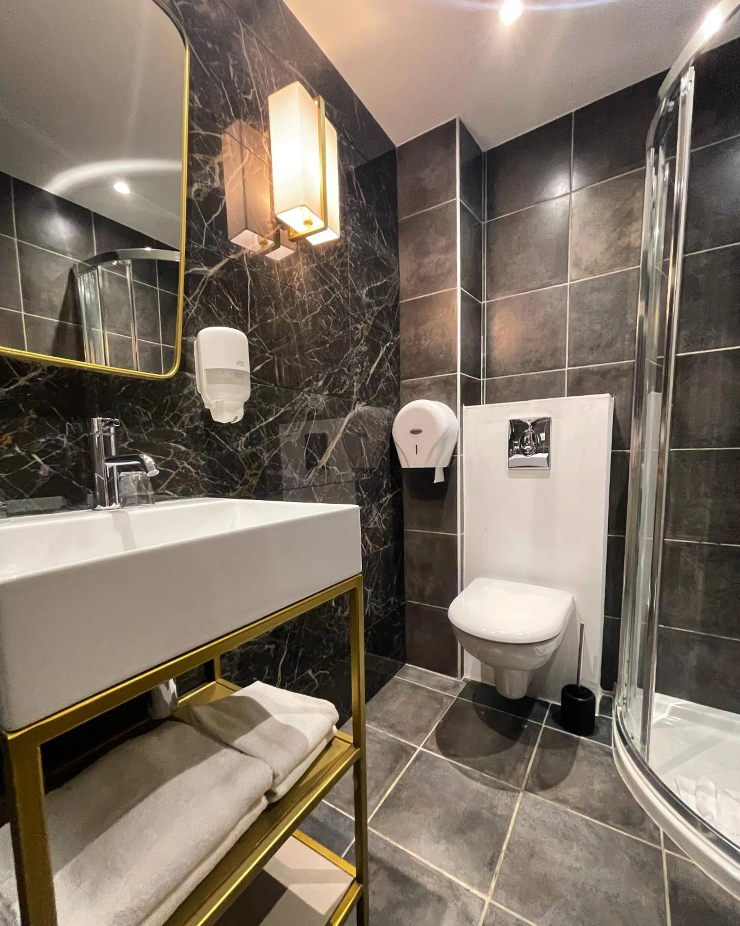 Bathroom in Hotel Restaurant Christophe Colomb