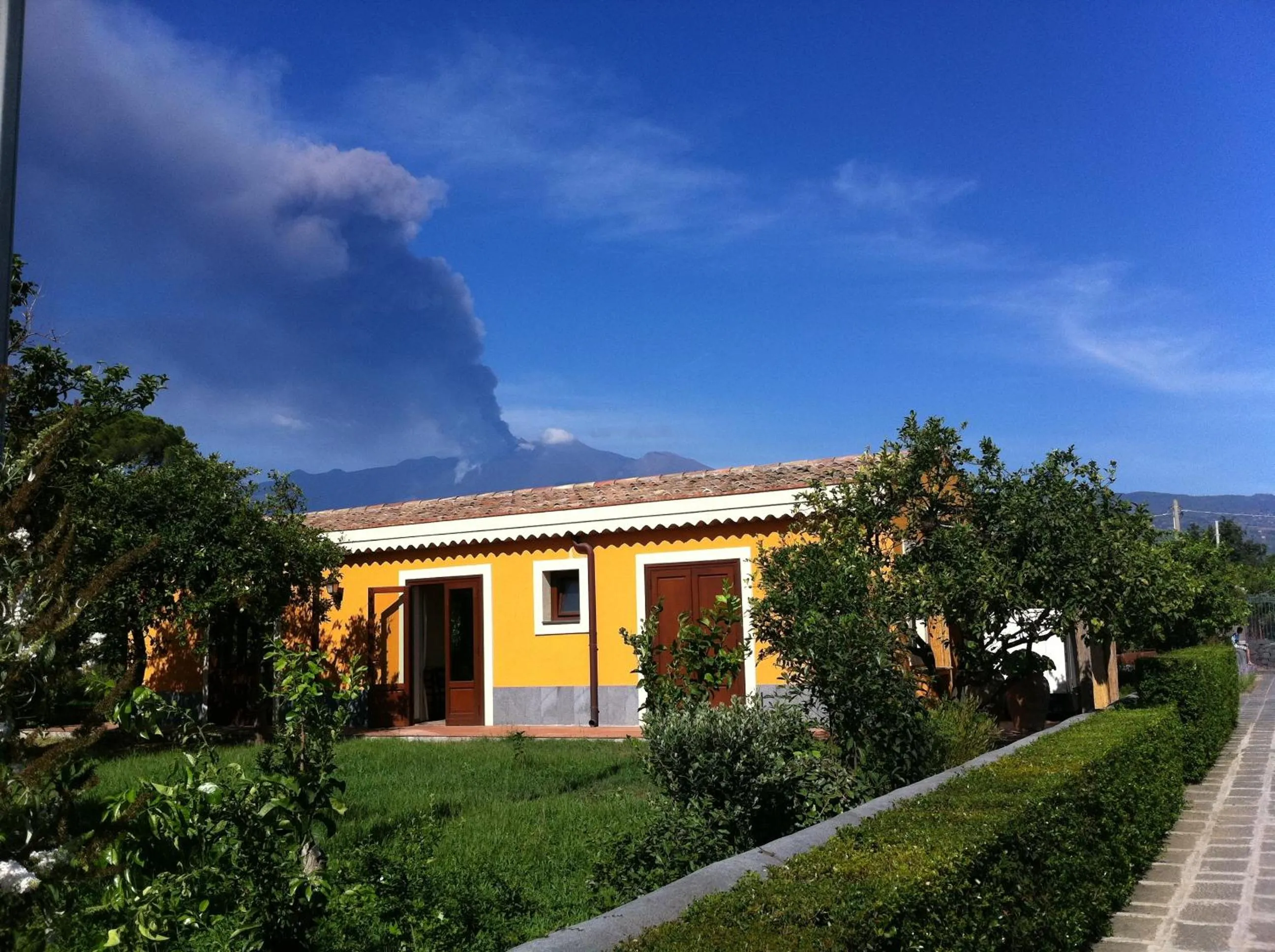 Facade/entrance in La Terra Del Mezzo