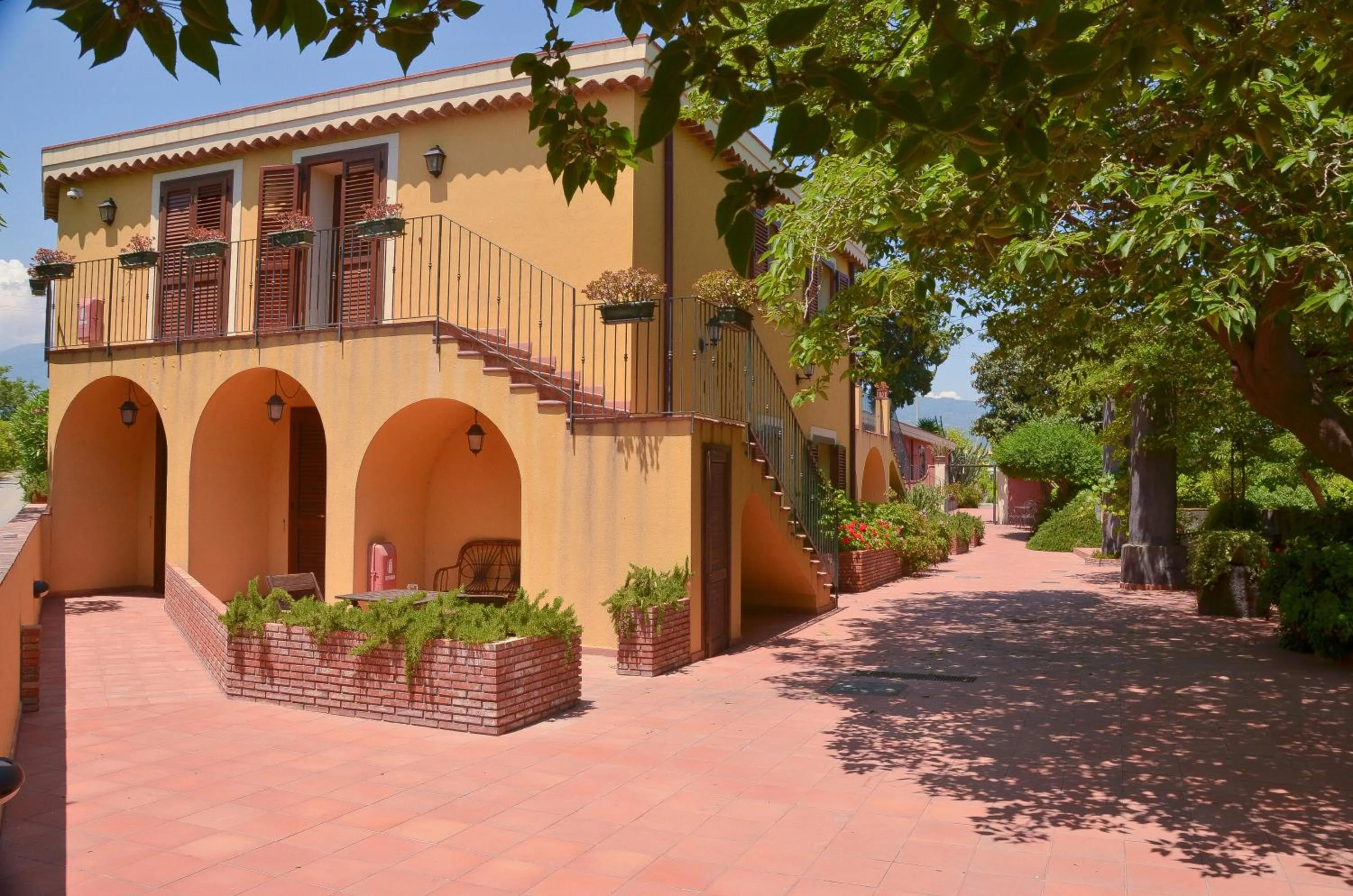 Property building in La Terra Del Mezzo