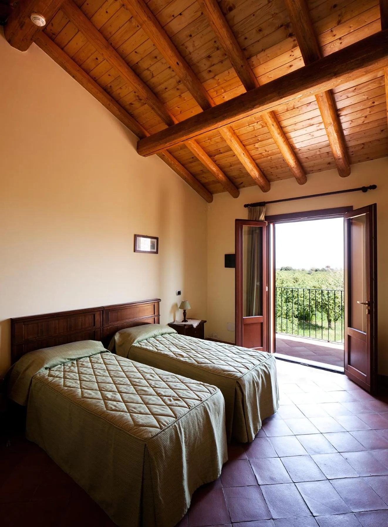 Photo of the whole room, Bed in La Terra Del Mezzo