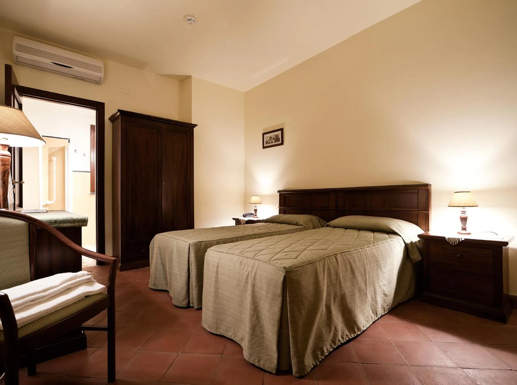 Photo of the whole room, Bed in La Terra Del Mezzo
