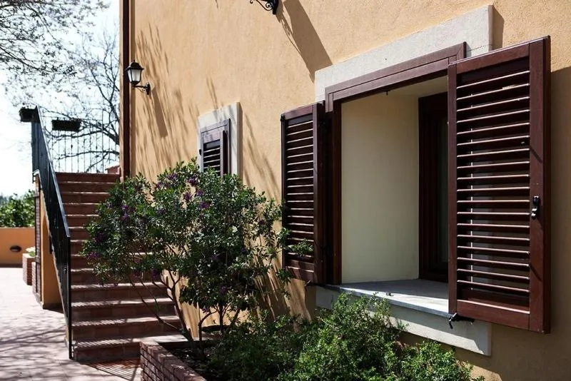 Facade/entrance in La Terra Del Mezzo