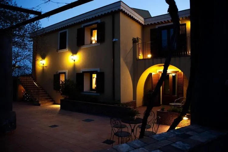 Facade/entrance in La Terra Del Mezzo