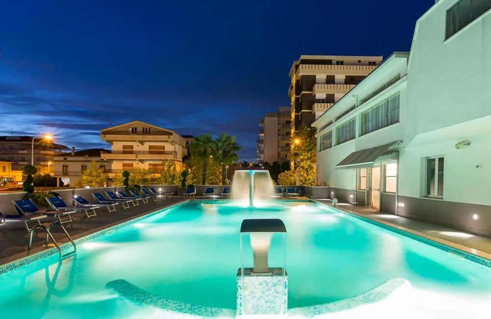 Swimming pool in Hotel Excelsior