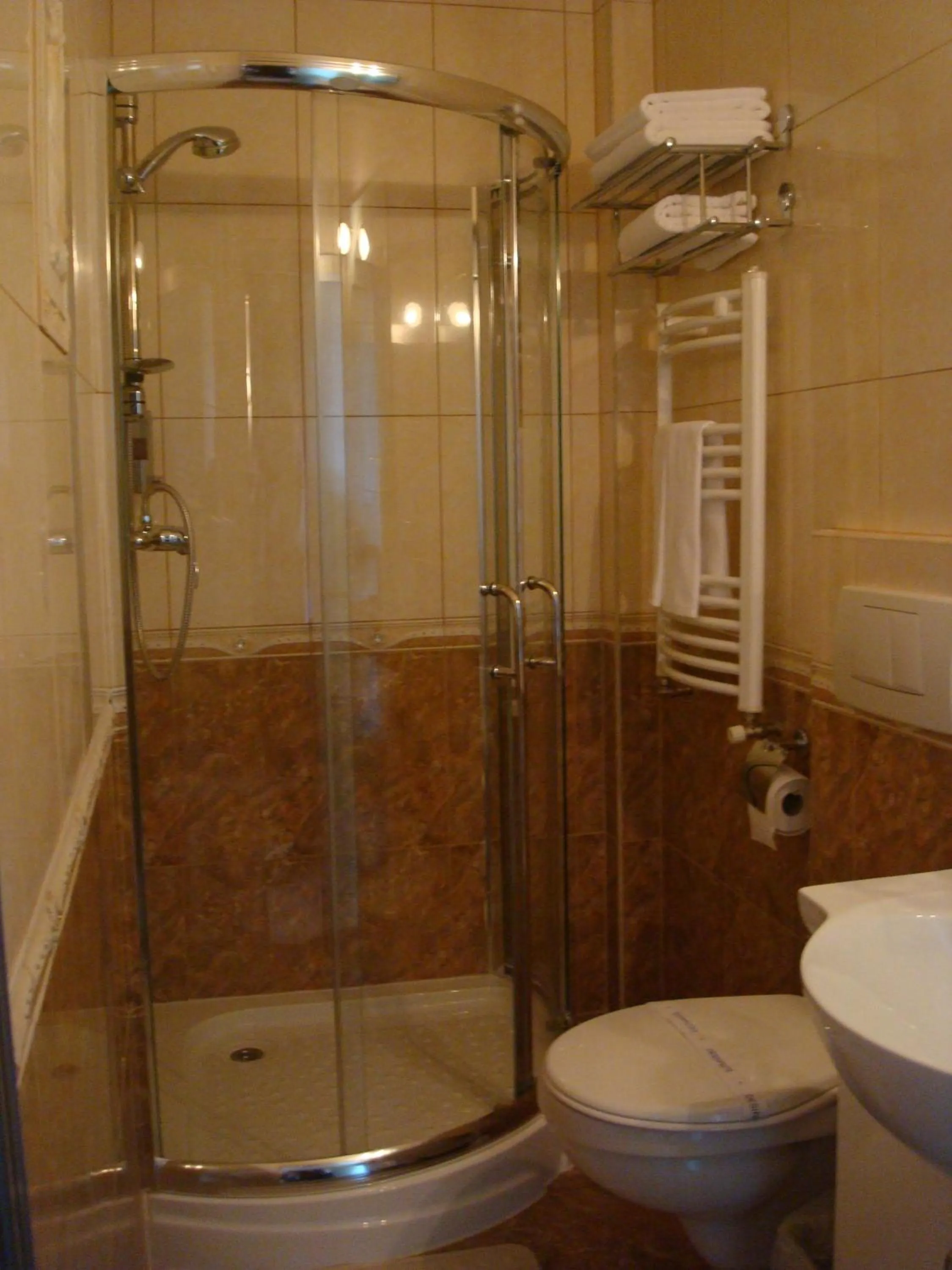 Bathroom in Motel DHS - Chinese Restaurant