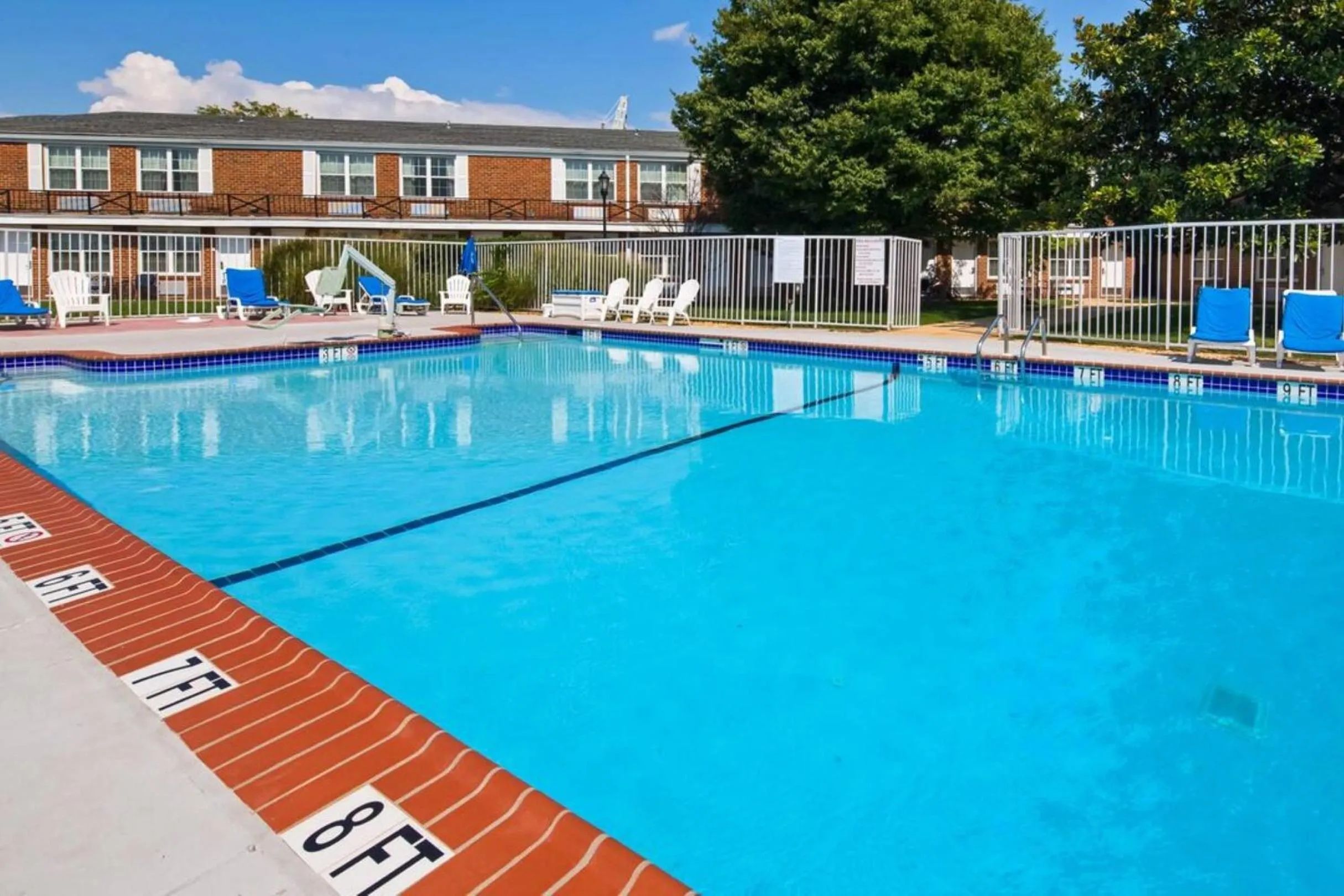 Swimming pool in Clarion Inn Falls Church-Arlington