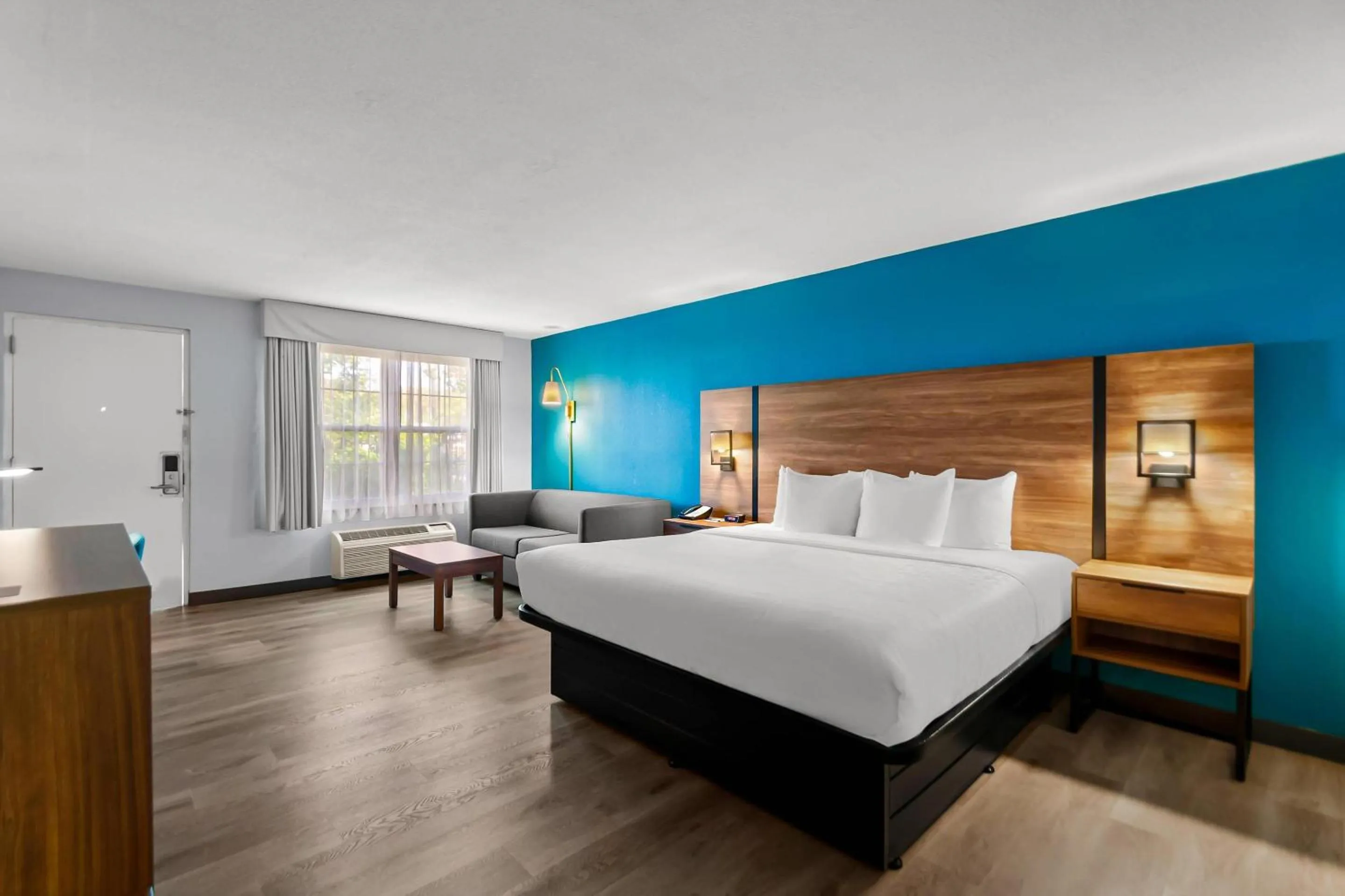 Bedroom, Bed in Clarion Inn Falls Church-Arlington